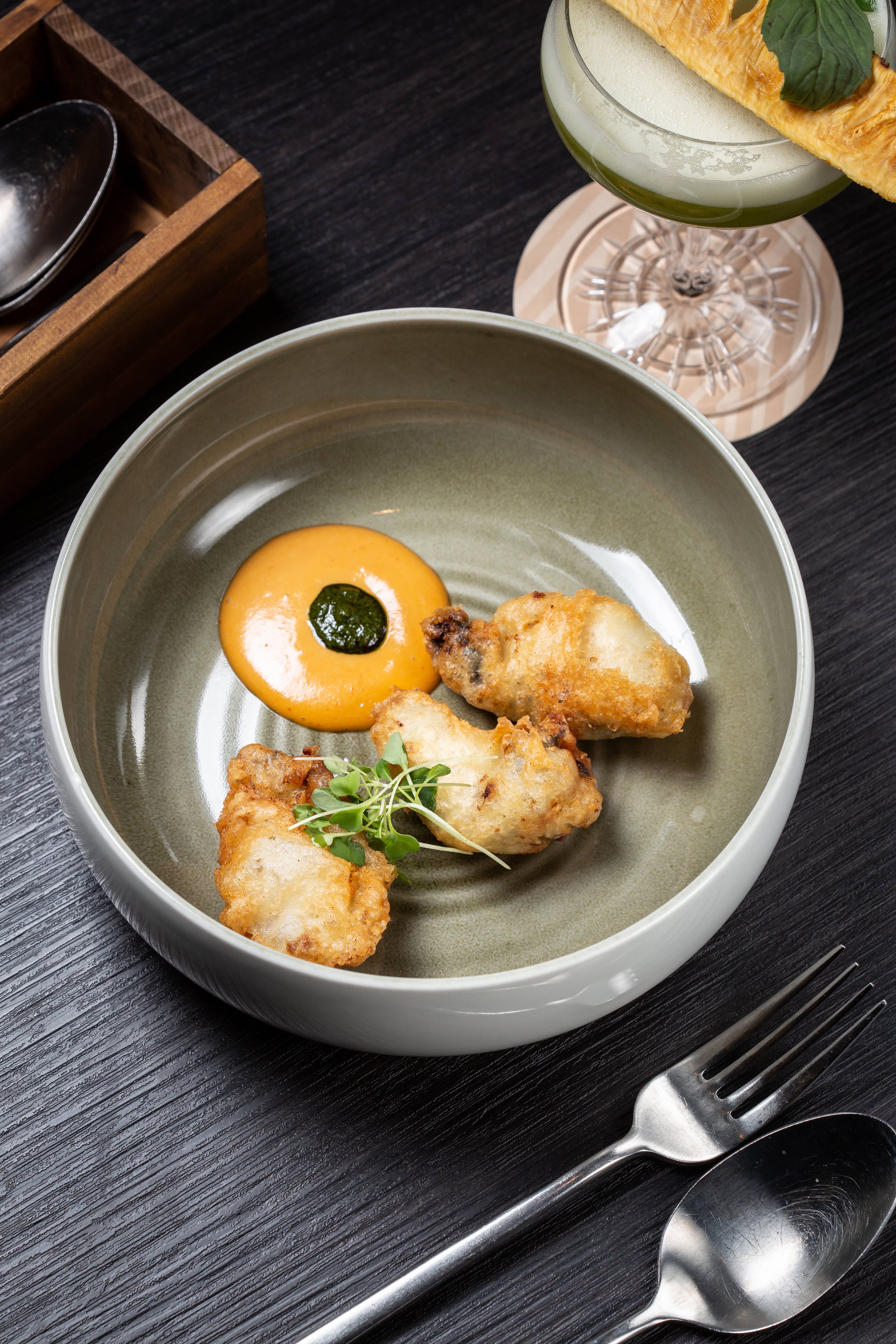 「酥炸牡蠣、三杯醬」佐上酸甜的「Pineapple verde」，很開胃。（480元／份）