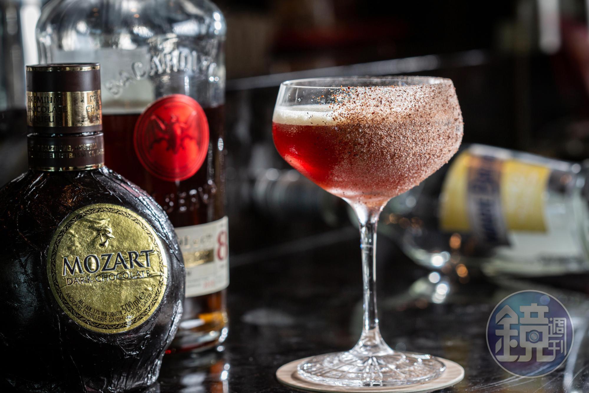 改編經典的「Mulata Daiquiri」，用陳年蘭姆酒呼應可可，看似深沉實則清爽。（350元／杯）