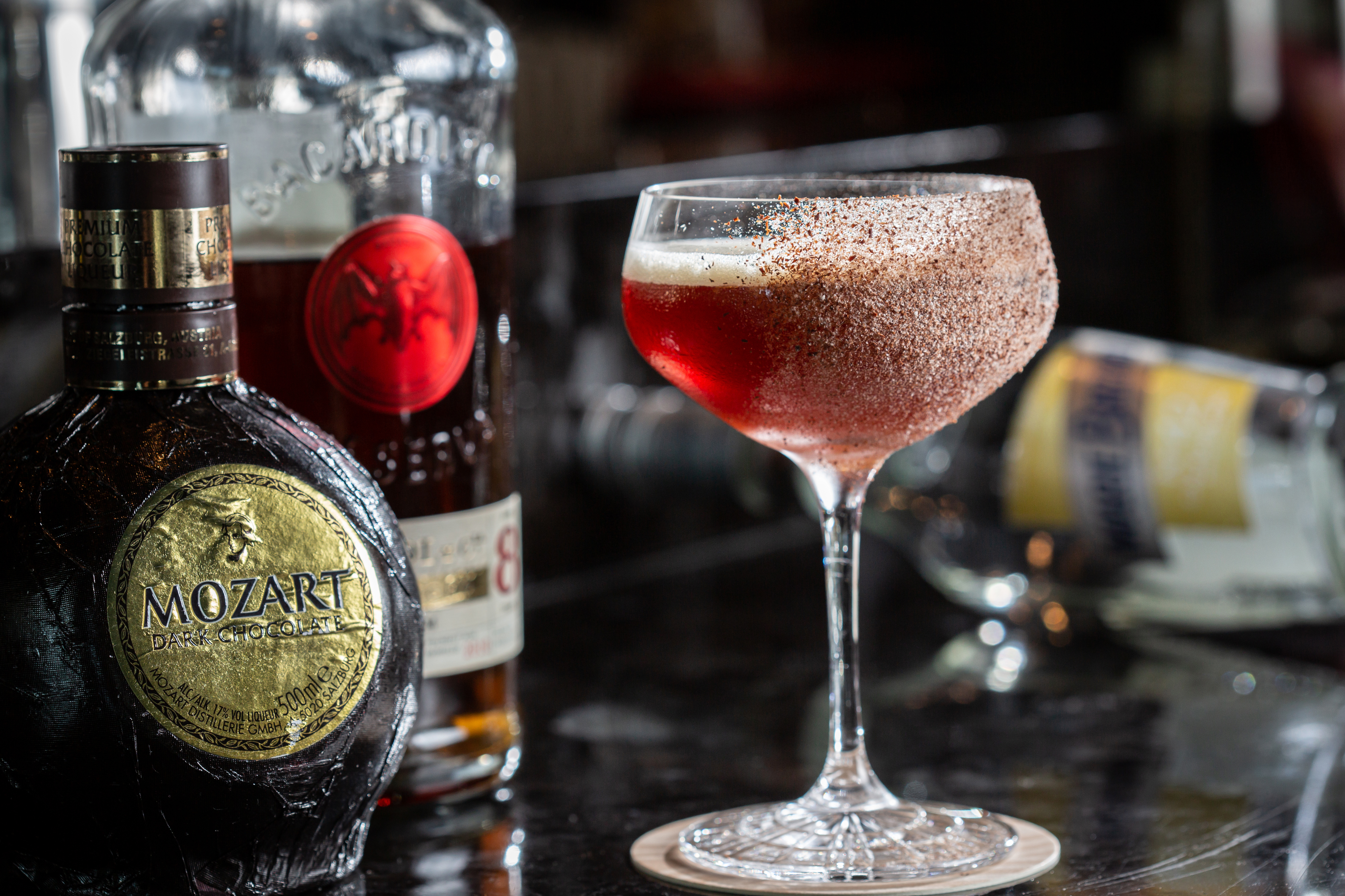 改編經典的「Mulata Daiquiri」，用陳年蘭姆酒呼應可可，看似深沉實則清爽。（350元／杯）