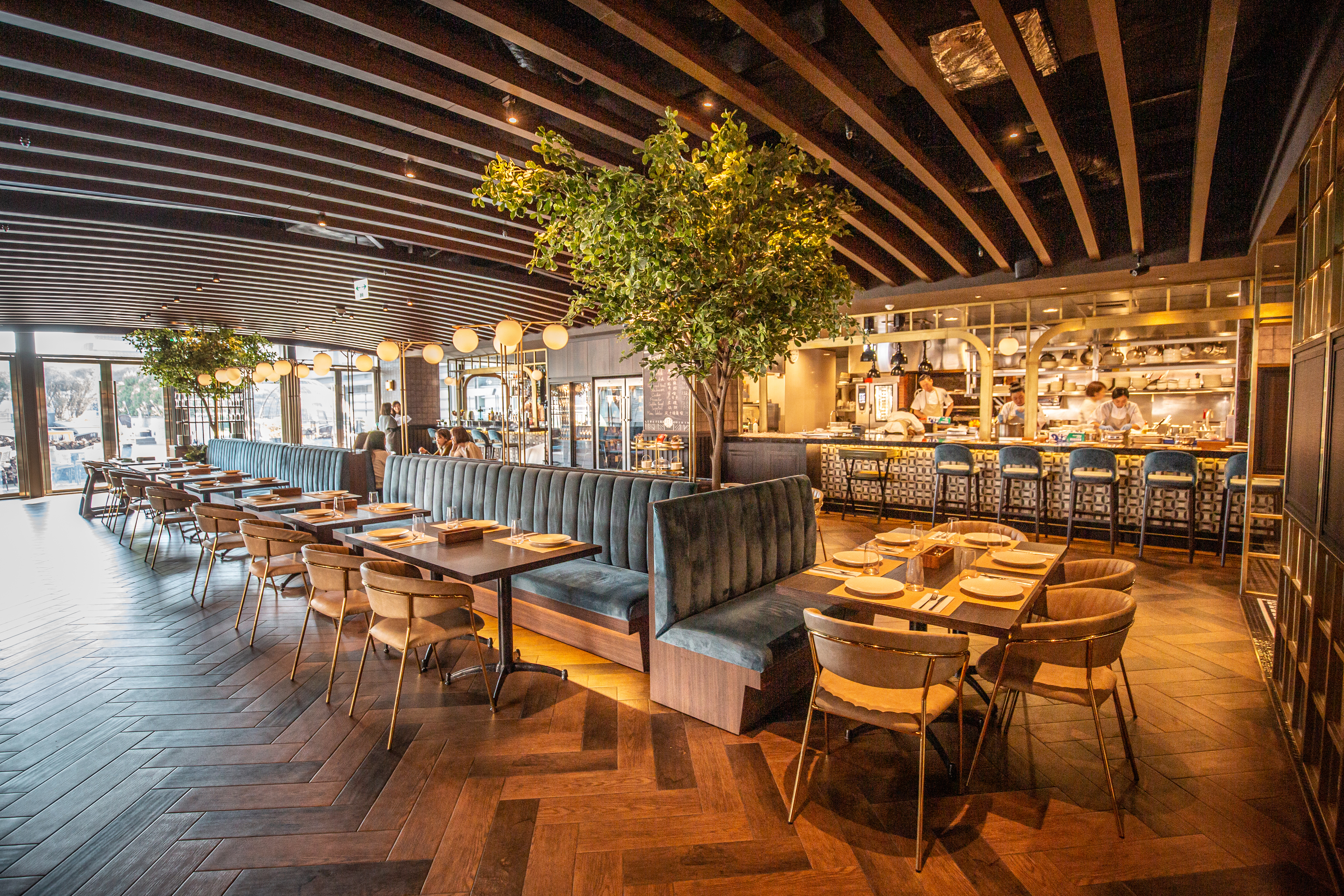 WILDWOOD是米其林餐盤推薦餐廳，招牌是龍眼木直火燒烤料理，空間優雅明亮。