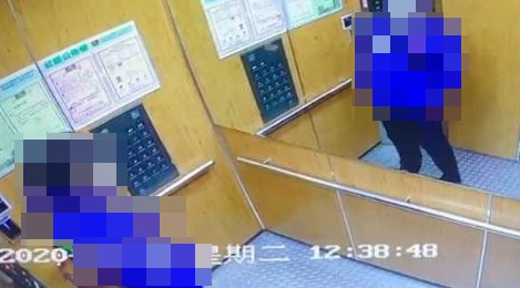 黃男離家訪友被大樓監視器拍下。(翻攝畫面)