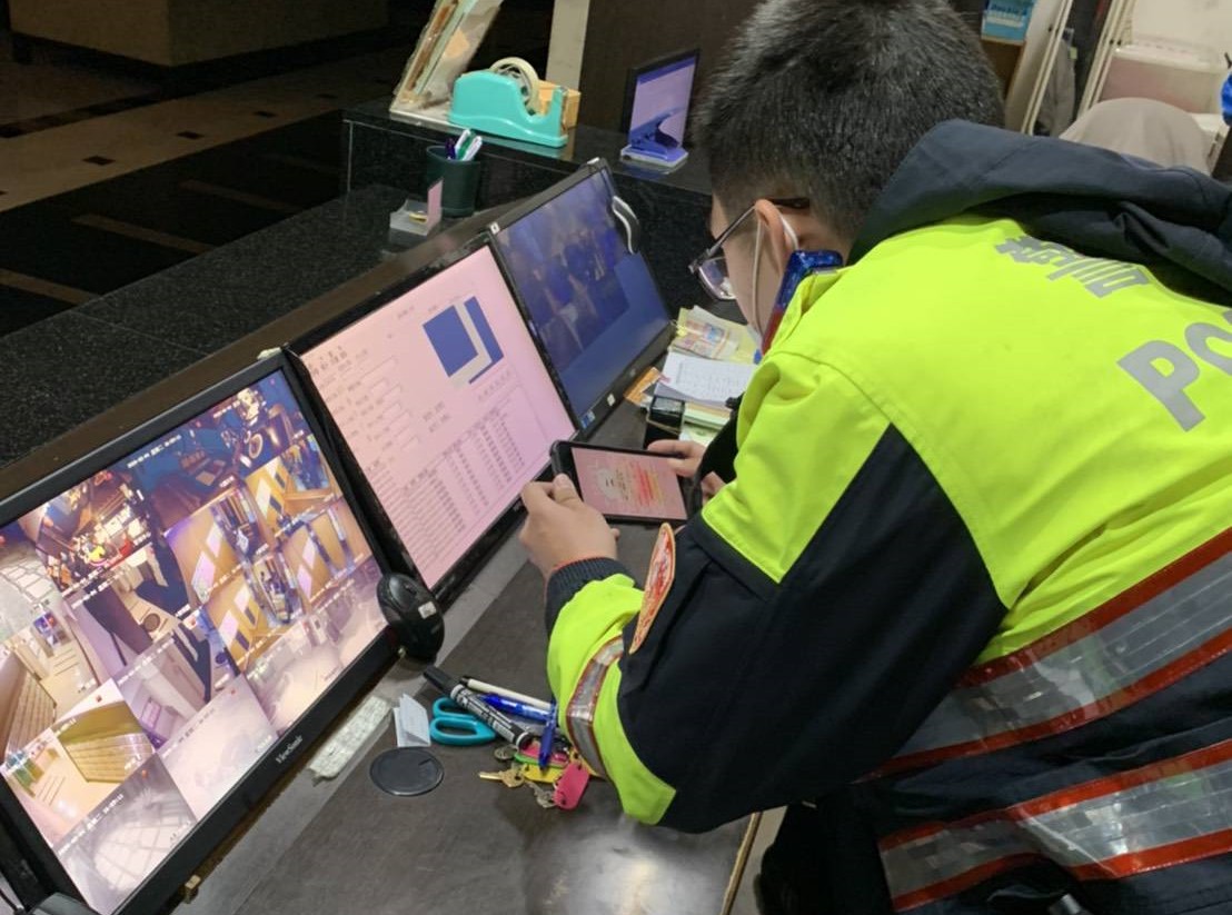 警方調閱大樓監視器畫面追蹤黃男行蹤。（翻攝畫面）