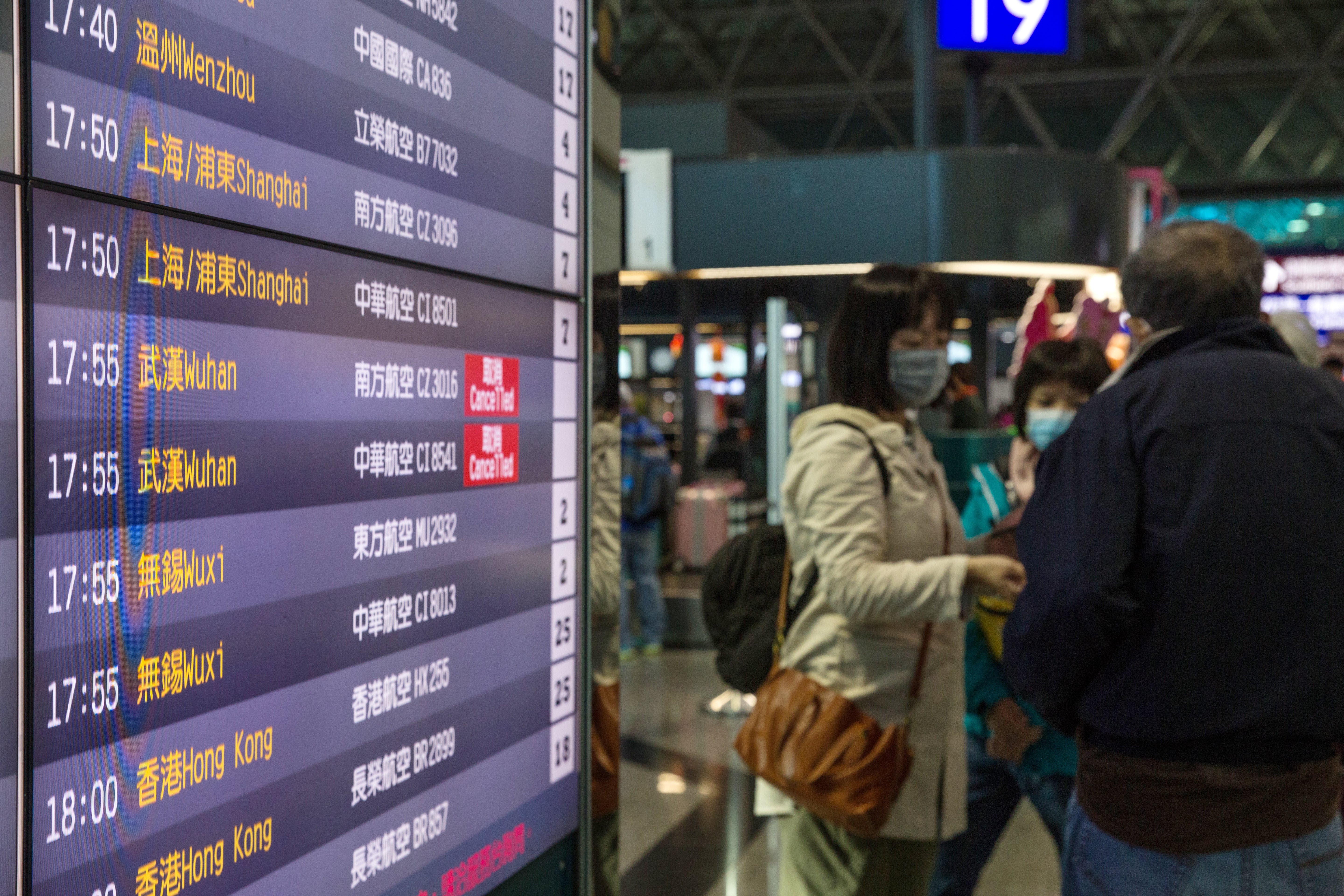 武漢肺炎打亂民眾海外行程，難免額外多出一筆食宿、班機更改費用。