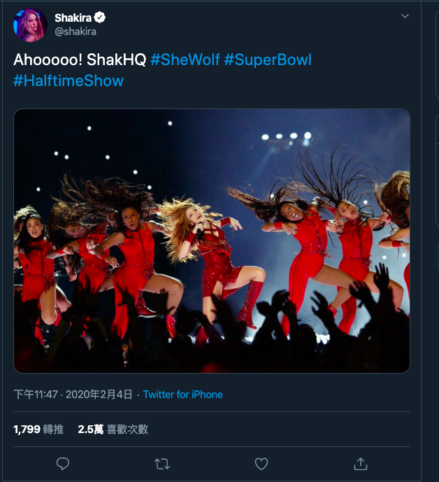 夏奇拉自己也對這身火紅造型愛不釋手。(翻攝夏奇拉官方twitter)