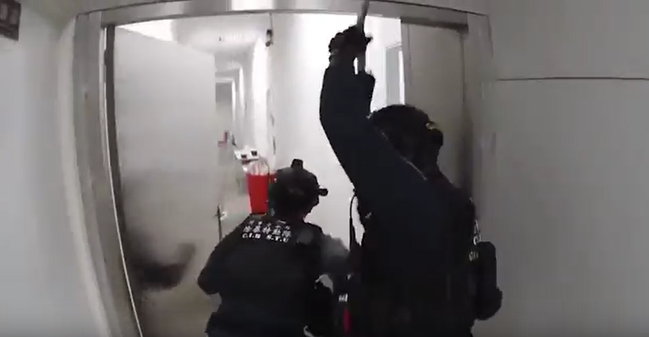 警方攻堅興仁夜市內的鐵皮屋。（刑事局提供）