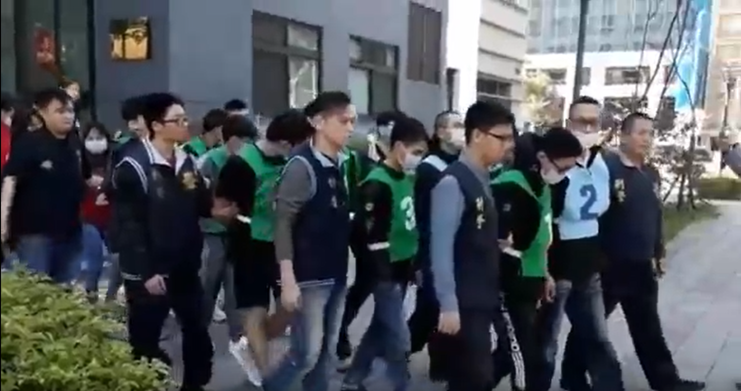 警方逮捕高姓主嫌與11名越南籍逃逸外籍移工。（刑事局提供）