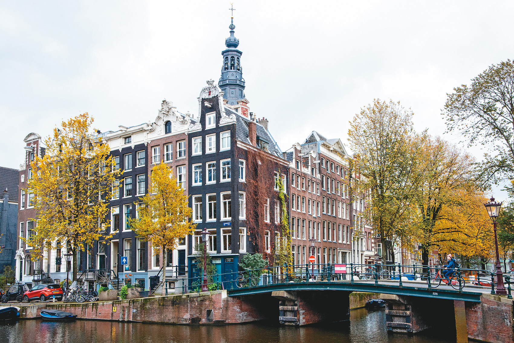 歪歪扭扭的傳統窄房、細長的運河與橋梁，騎單車逛阿姆斯特丹運河區，能欣賞到更多不同角度的城市美景。