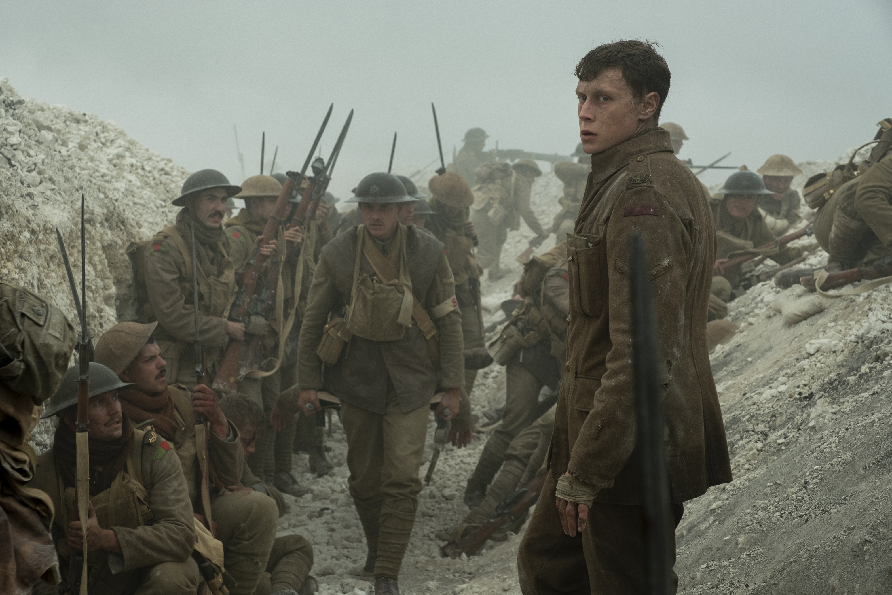 《1917》的鏡頭帶領觀眾，跟著主角跑過整片戰場，把原本可能流於俗套的戰爭題材，達到身歷其境的效果。（UIP提供）