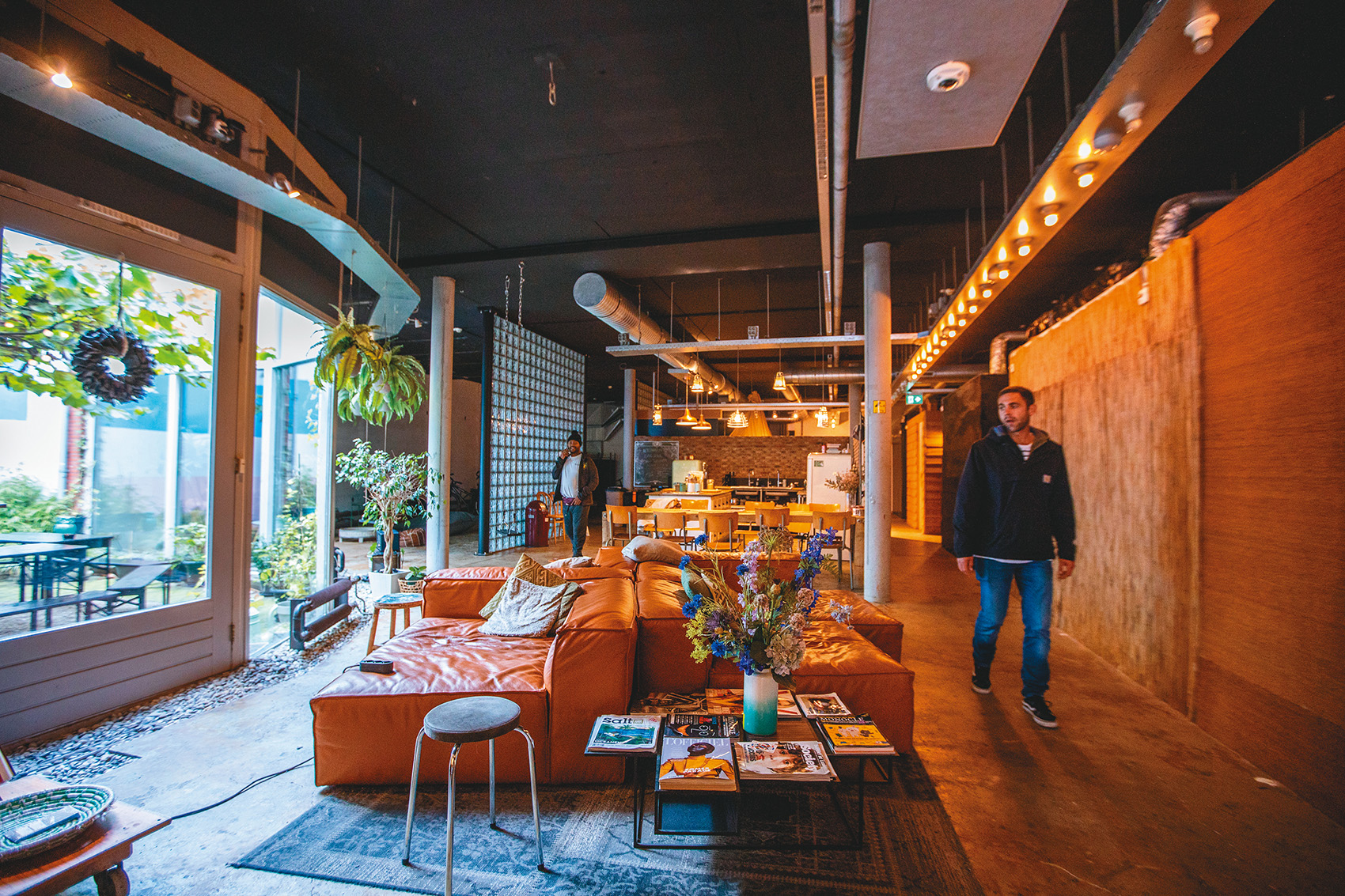 大片落地窗引入明亮光線，加上交誼通中央舒適的皮沙發，讓「Ecomama」成為國際旅客的最愛。