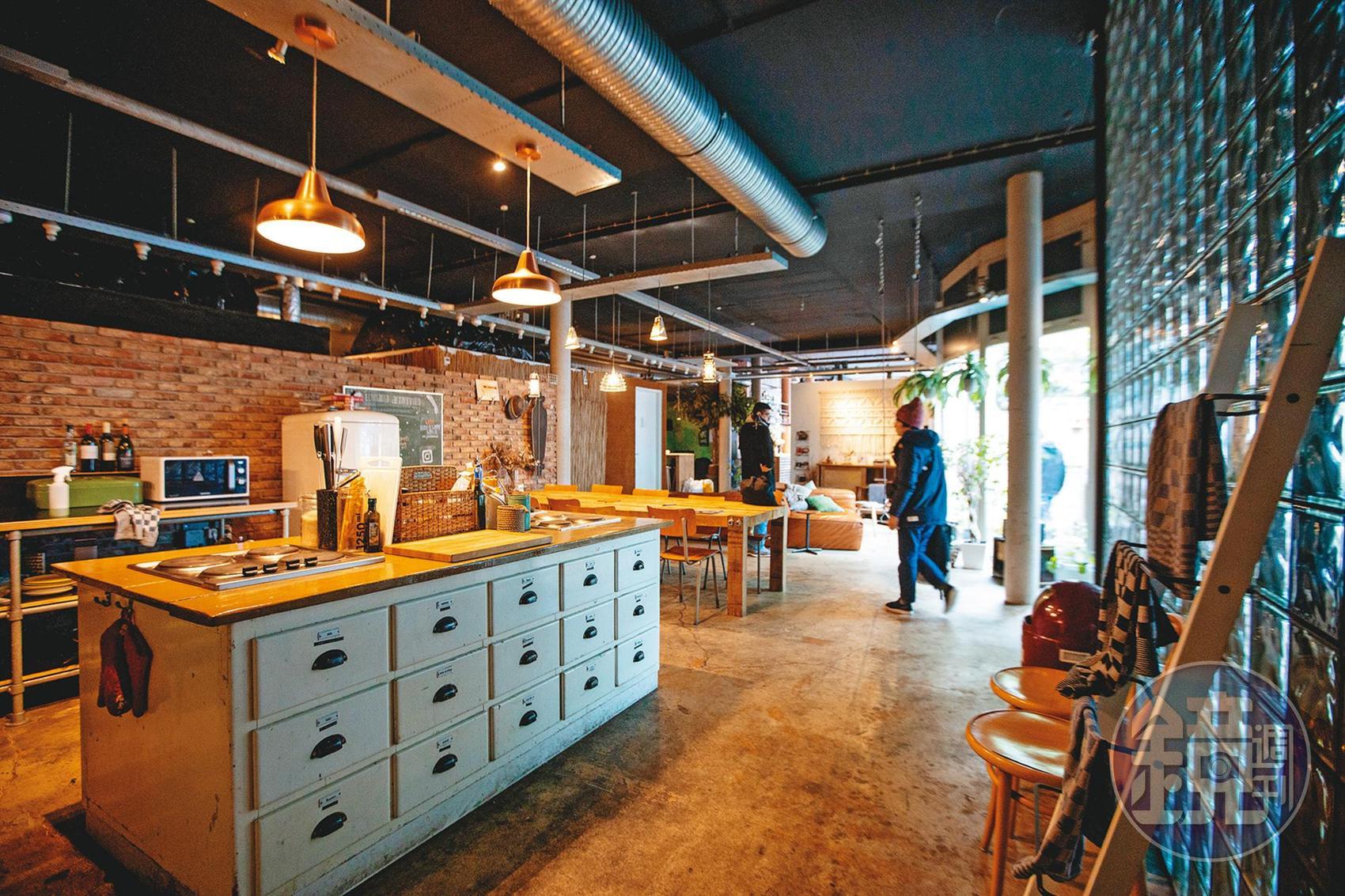 寬敞的廚房與餐廳，讓許多想省錢的人可在Hostel內自己料理三餐。