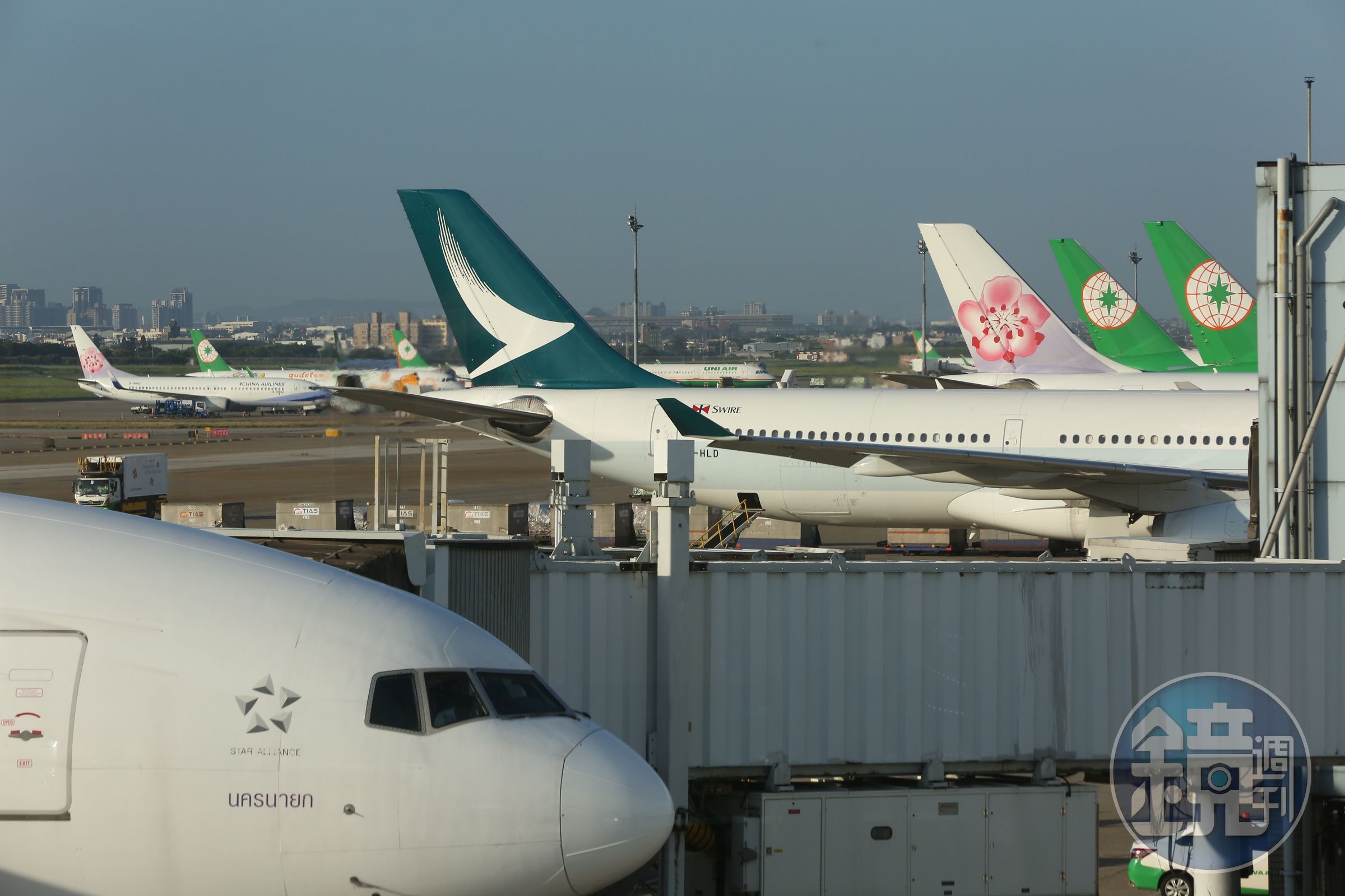 國泰航空今宣布從3月1日開始至6月30日期間，將安排全體2萬7,000名員工放長達3週的無薪假。