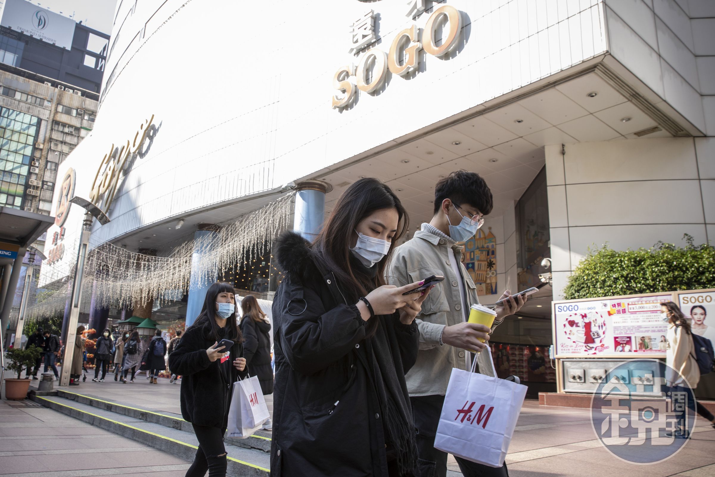 對疫情的憂心，全球各地也出現口罩搶購潮。圖為台北民眾戴口罩上街。