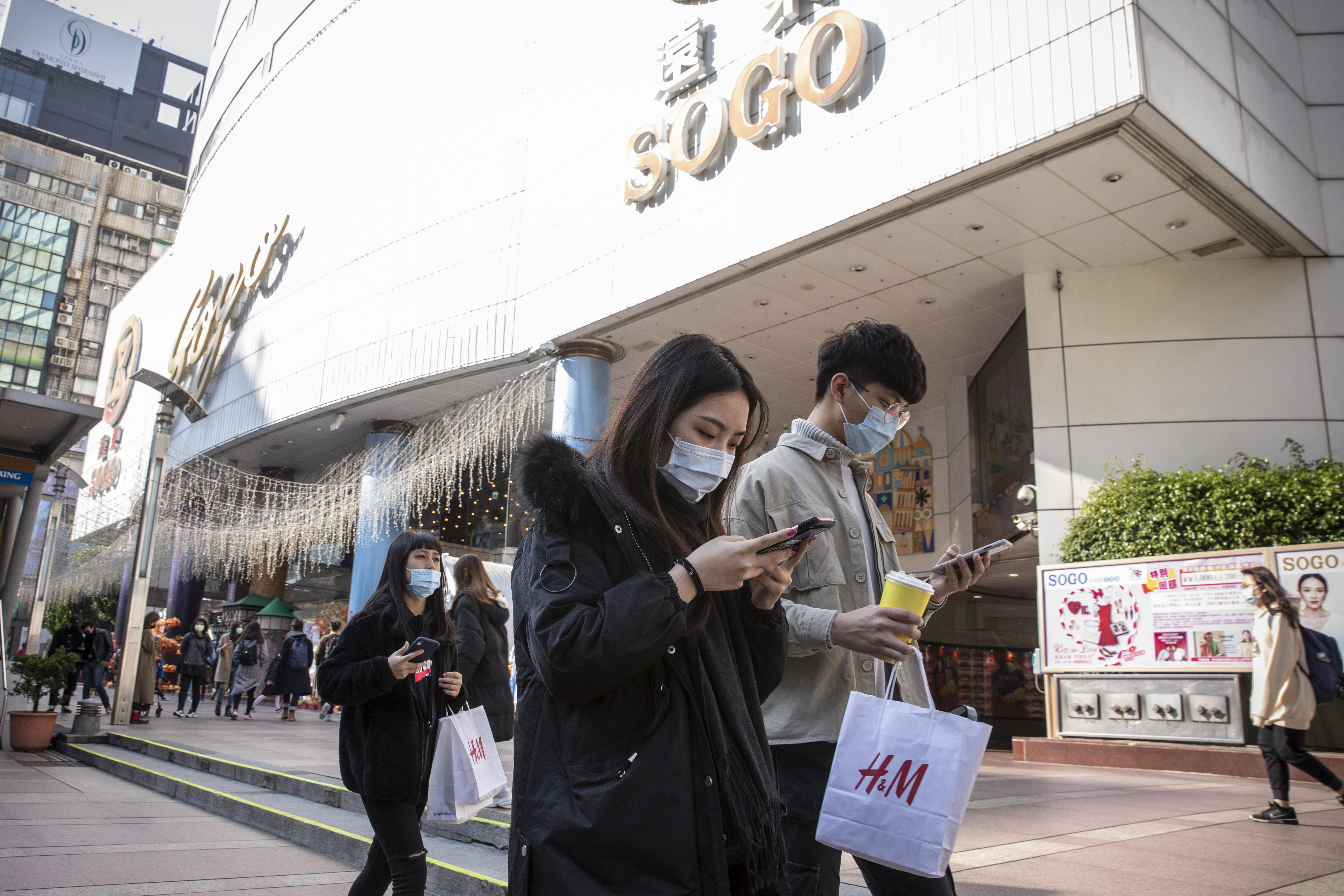 對疫情的憂心，全球各地也出現口罩搶購潮。圖為台北民眾戴口罩上街。