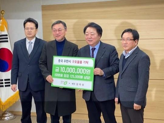 金義聖透過清州市捐贈價值1千萬韓幣的12.5萬個醫療手套,協助武漢抗疫。(翻攝自金義聖臉書)