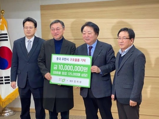 金義聖透過清州市捐贈價值1千萬韓幣的12.5萬個醫療手套,協助武漢抗疫。(翻攝自金義聖臉書)