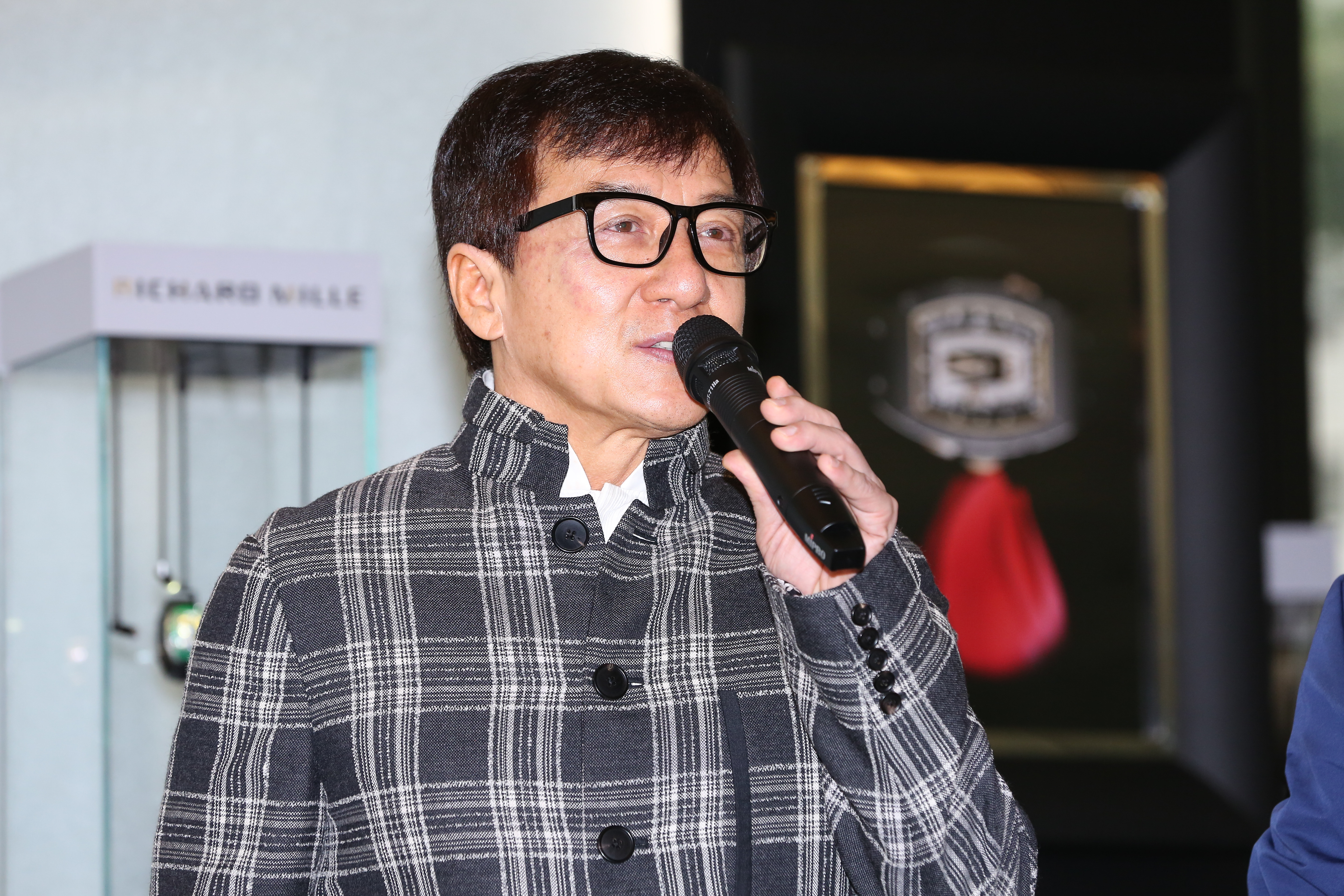 成龍期盼能盡快研究出武漢肺炎的特效藥，更自掏腰包以100萬人民幣（約新台幣430萬元）做為懸賞獎金。（本刊資料照）