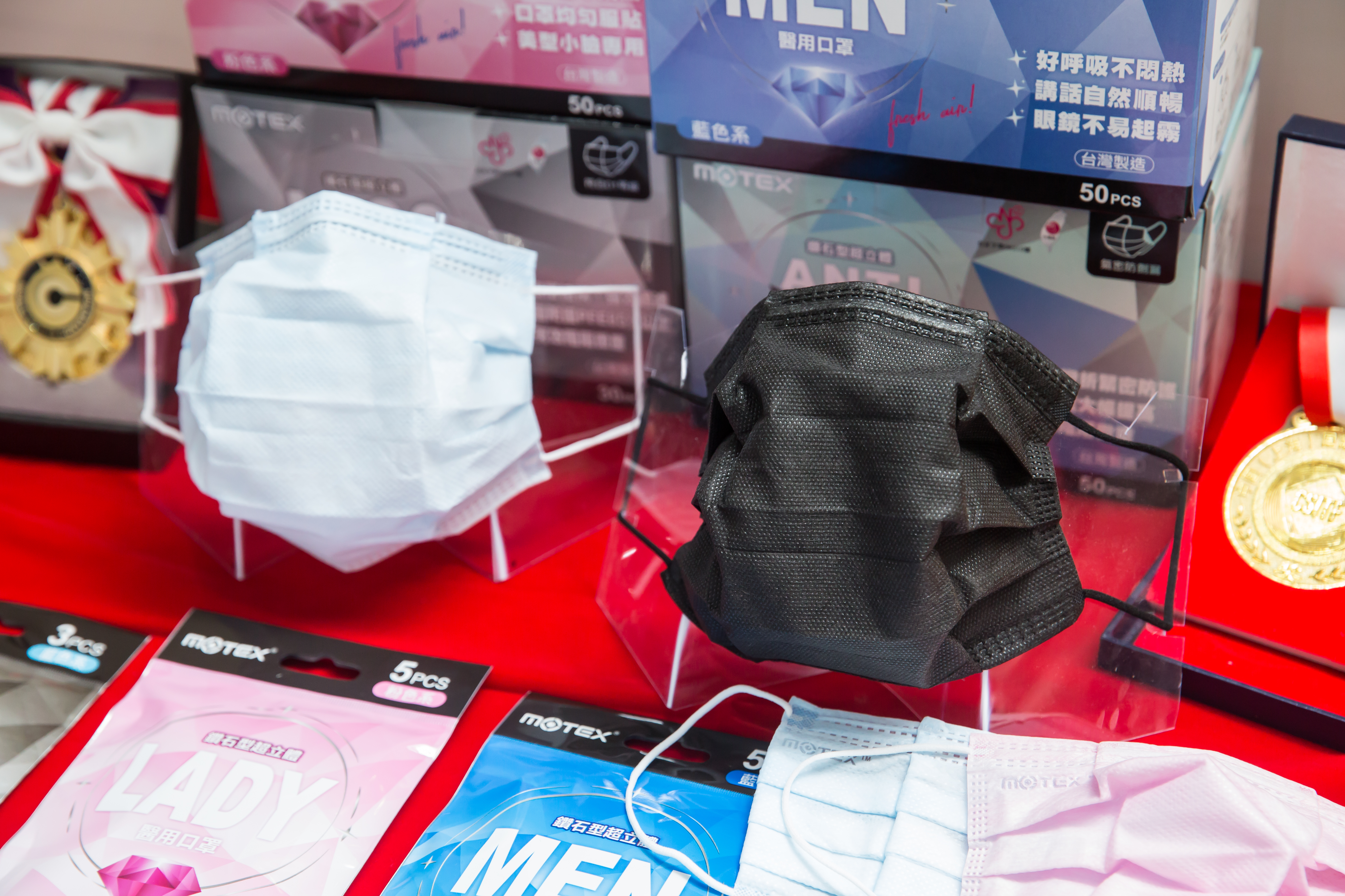 台灣口罩品質好，成本也較高，因此早期競爭不過低價的中國口罩。