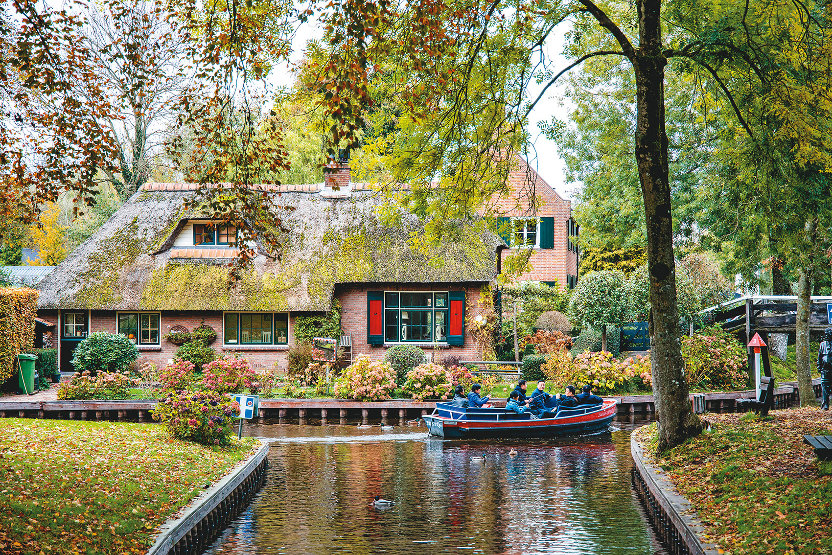 水道、綠樹、小橋流水，還有紅磚綠屋頂，是羊角村最吸引人的風景。