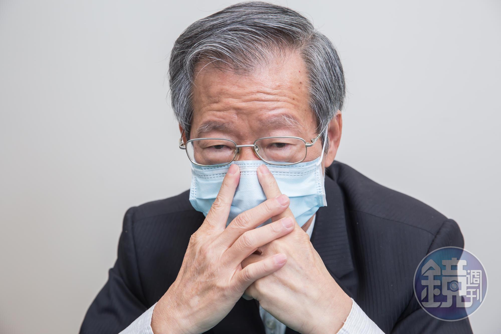 口罩要戴得服貼，鄭永柱說最重要的是兩根食指要同時按壓鼻線。
