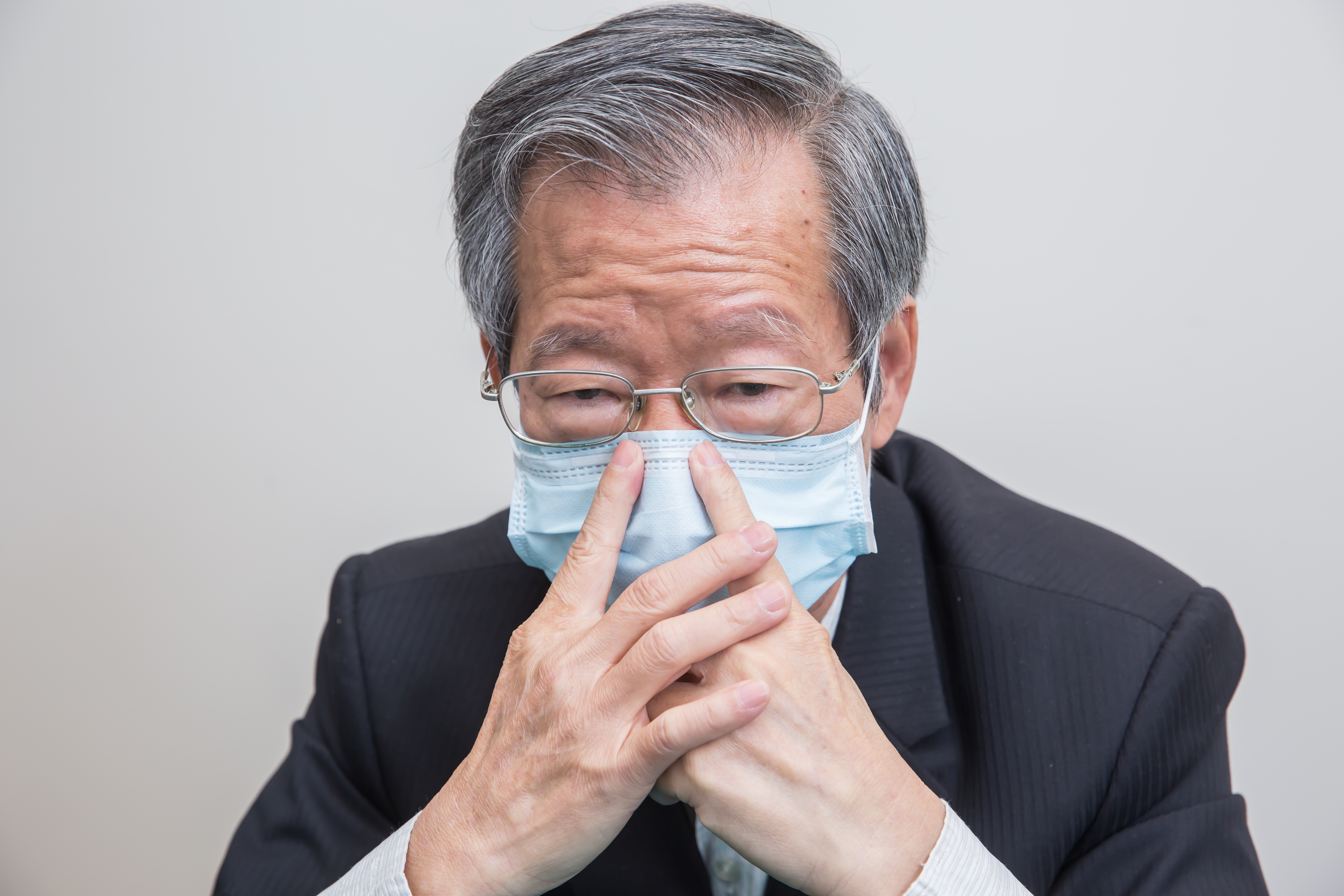 口罩要戴得服貼，鄭永柱說最重要的是兩根食指要同時按壓鼻線。