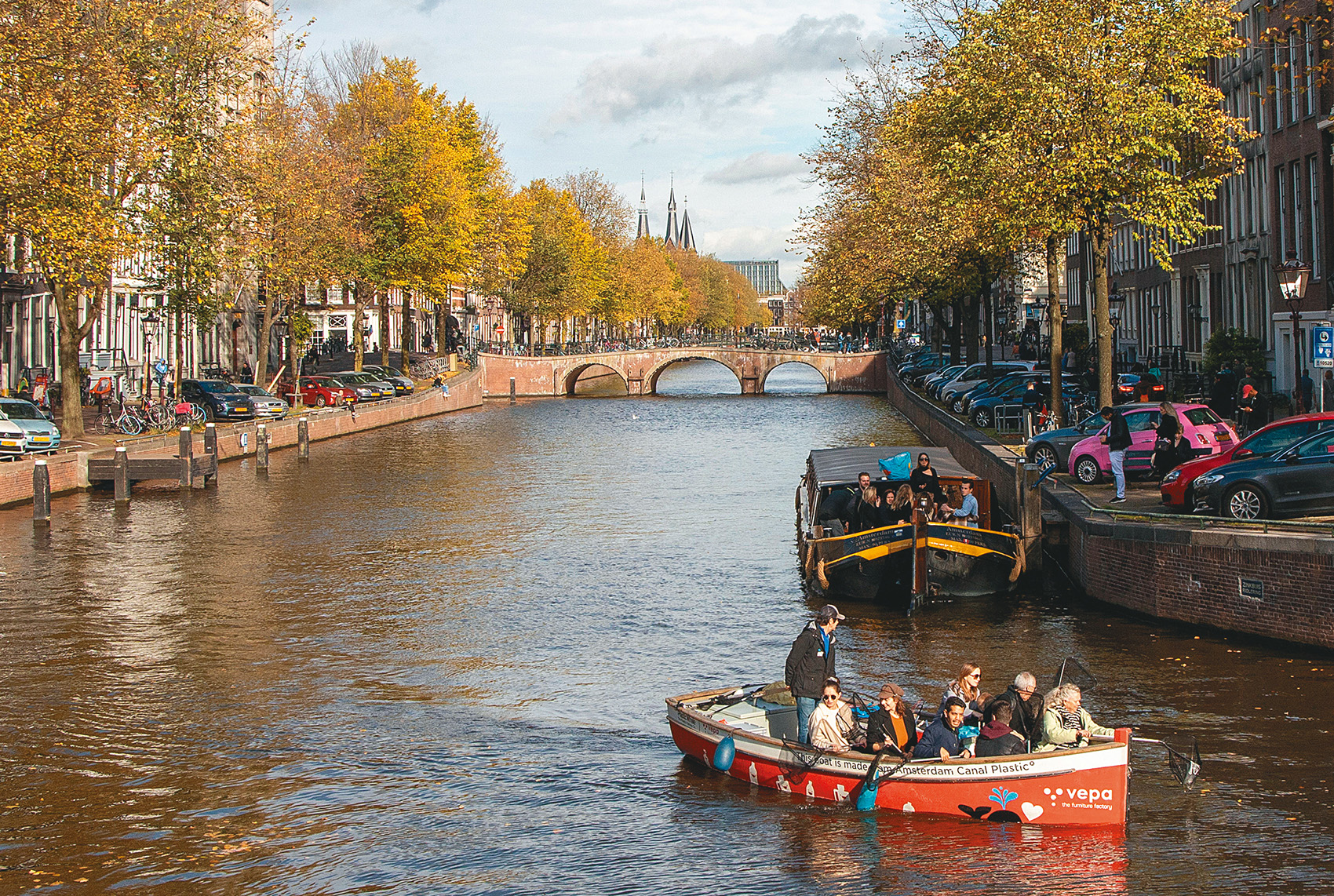 來阿姆斯特丹旅遊，除了逛博物館、吃美食、看風景，還可以參加Plastic Whale設計的行程，到運河上撈垃圾。