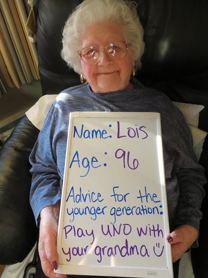 96歲的Lois說：和你的奶奶一起玩 UNO 吧：）。（翻攝自Wheatland Manor臉書）