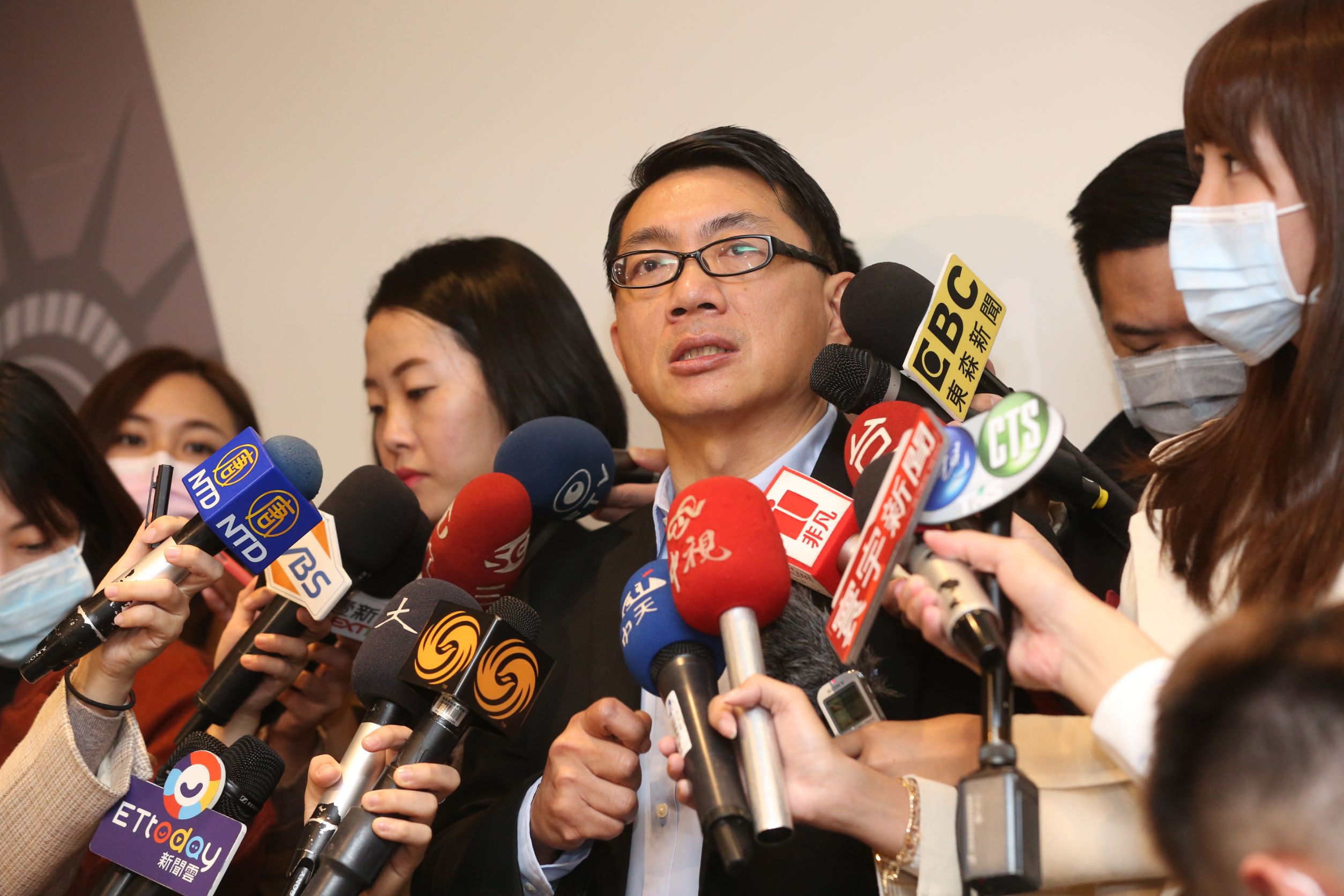 台商徐正文協調武漢返台專機，未依規定引發爭議。