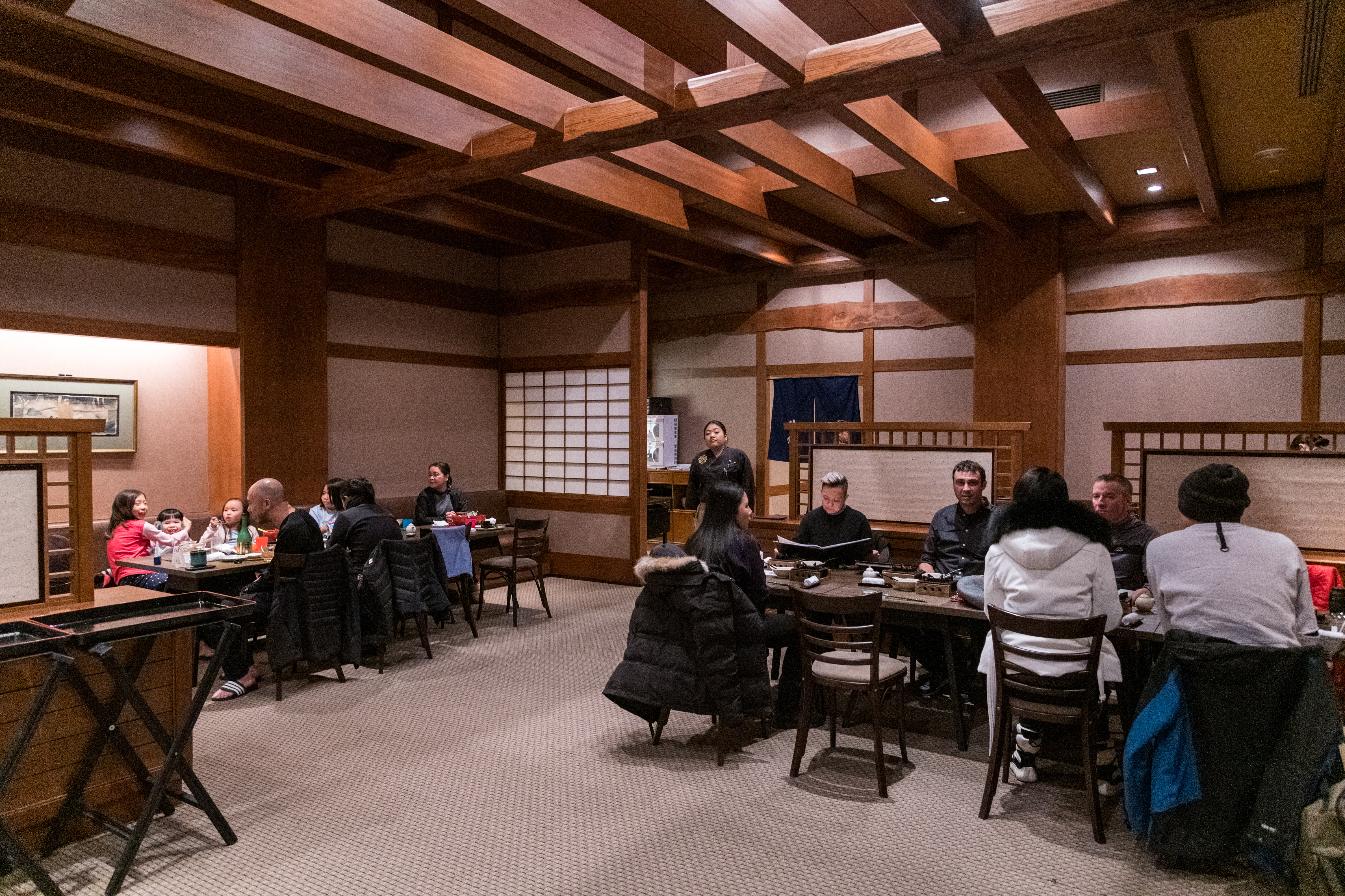 「Hokki Robata Grill And Sushi」提供經典的日式料理，另外有私人包廂可款待貴賓。