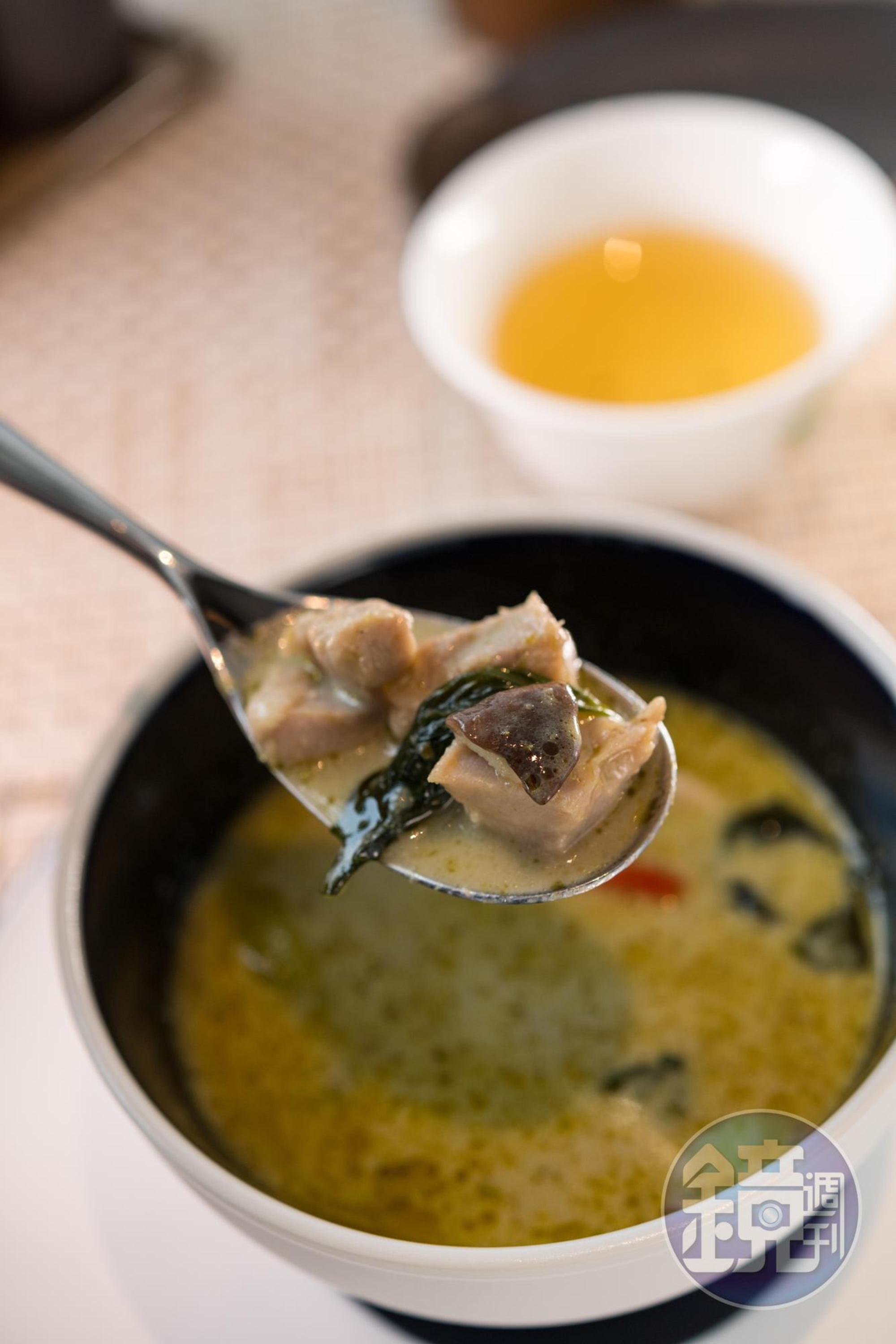 「綠咖哩雞」香料味足又辛辣,配茉莉香米相當下飯。(1,700日圓/份,約NT$476)