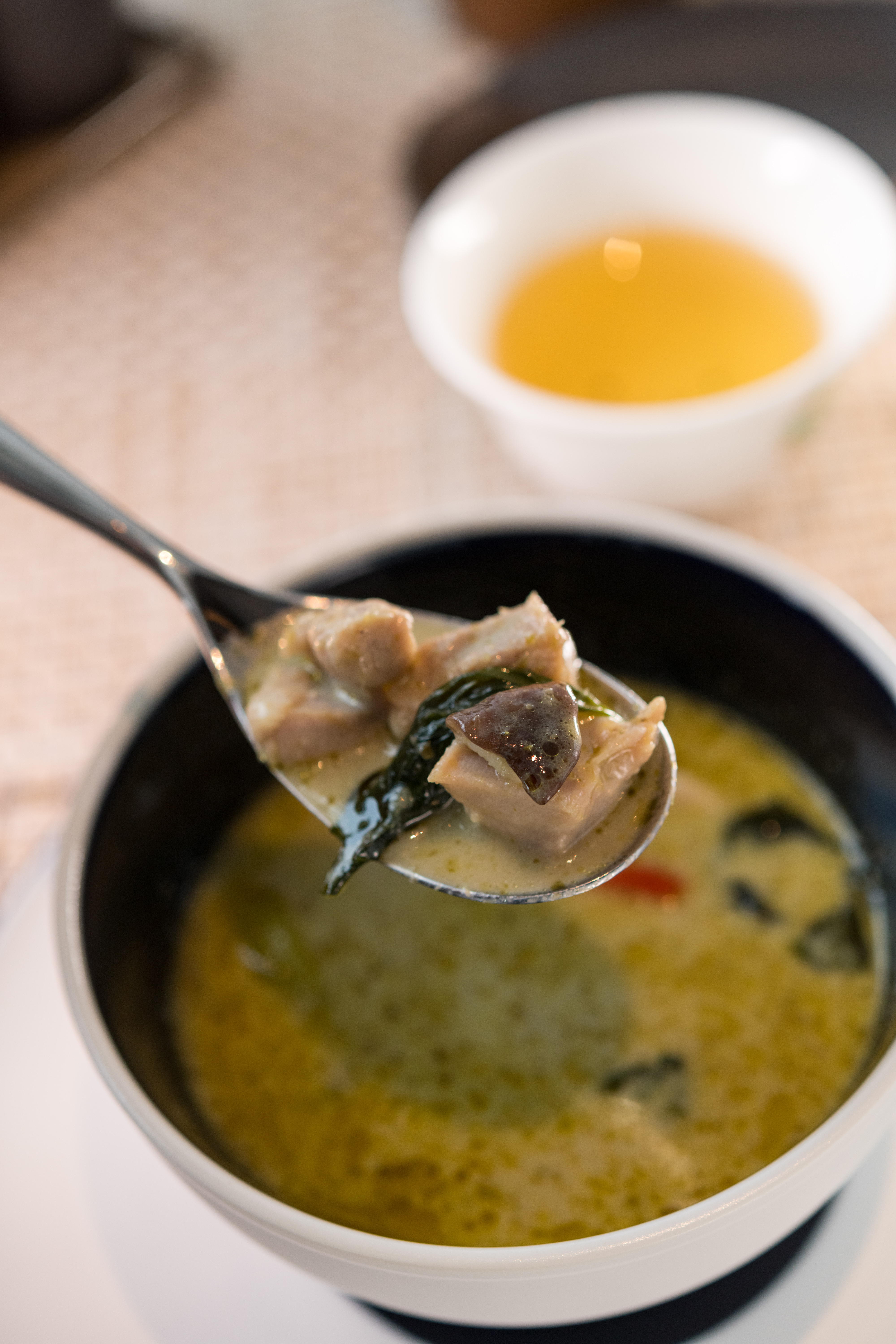 「綠咖哩雞」香料味足又辛辣，配茉莉香米相當下飯。（1,700日圓／份，約NT$476）