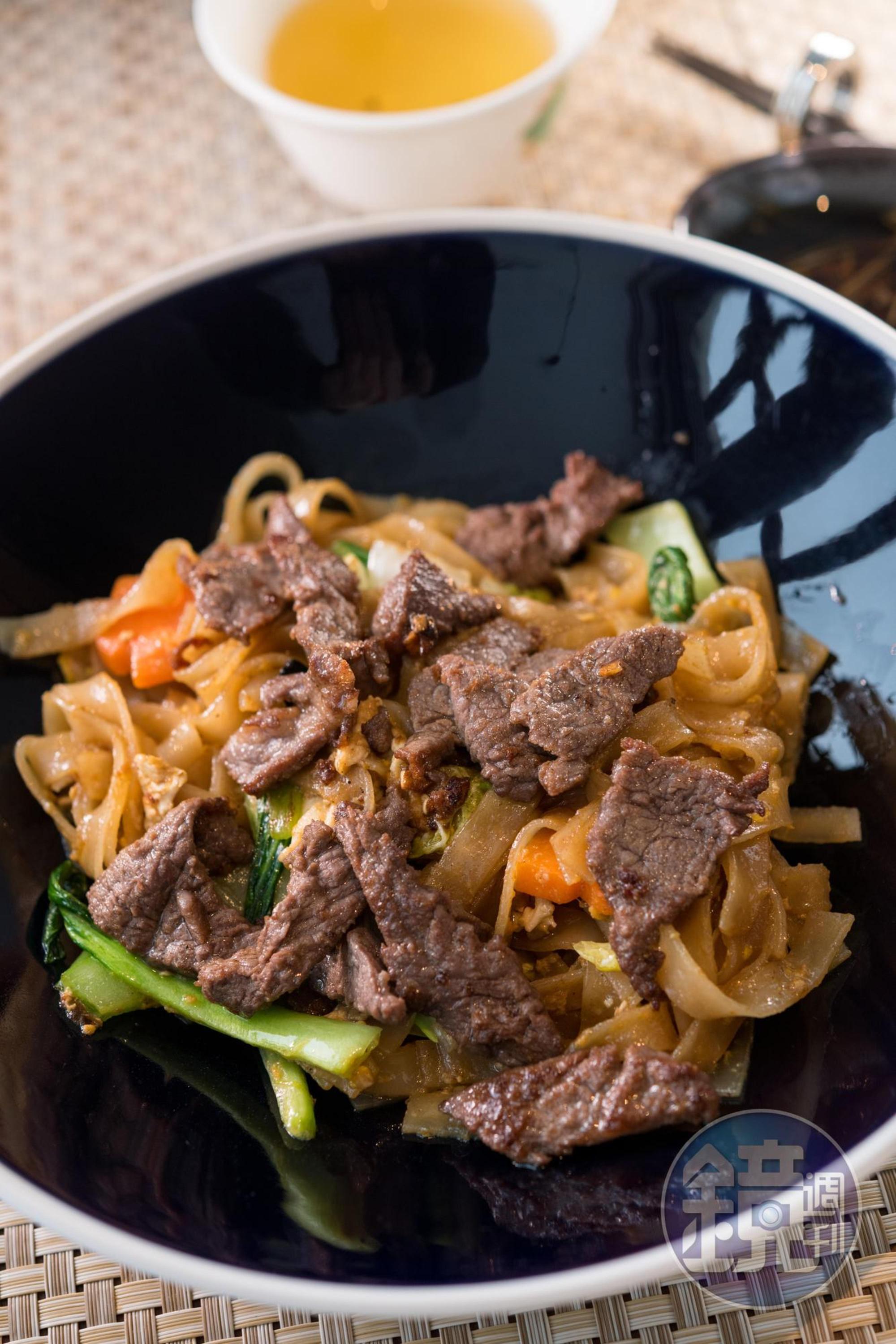 港式的「乾炒牛河」,牛肉片軟嫩,河粉吸滿鹹香微辣的醬汁。(1,600日圓/份,約NT$448)