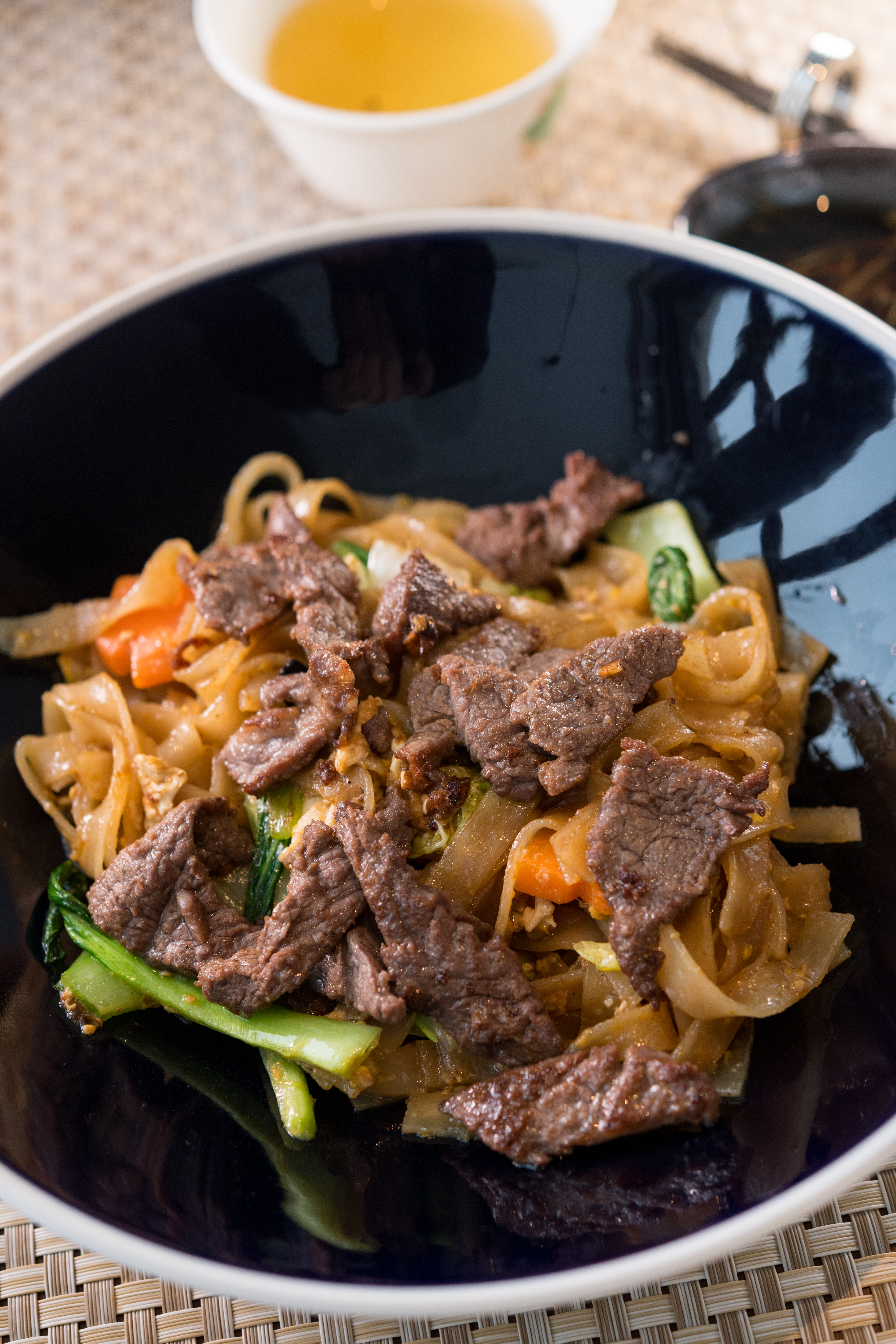 港式的「乾炒牛河」，牛肉片軟嫩，河粉吸滿鹹香微辣的醬汁。（1,600日圓／份，約NT$448）