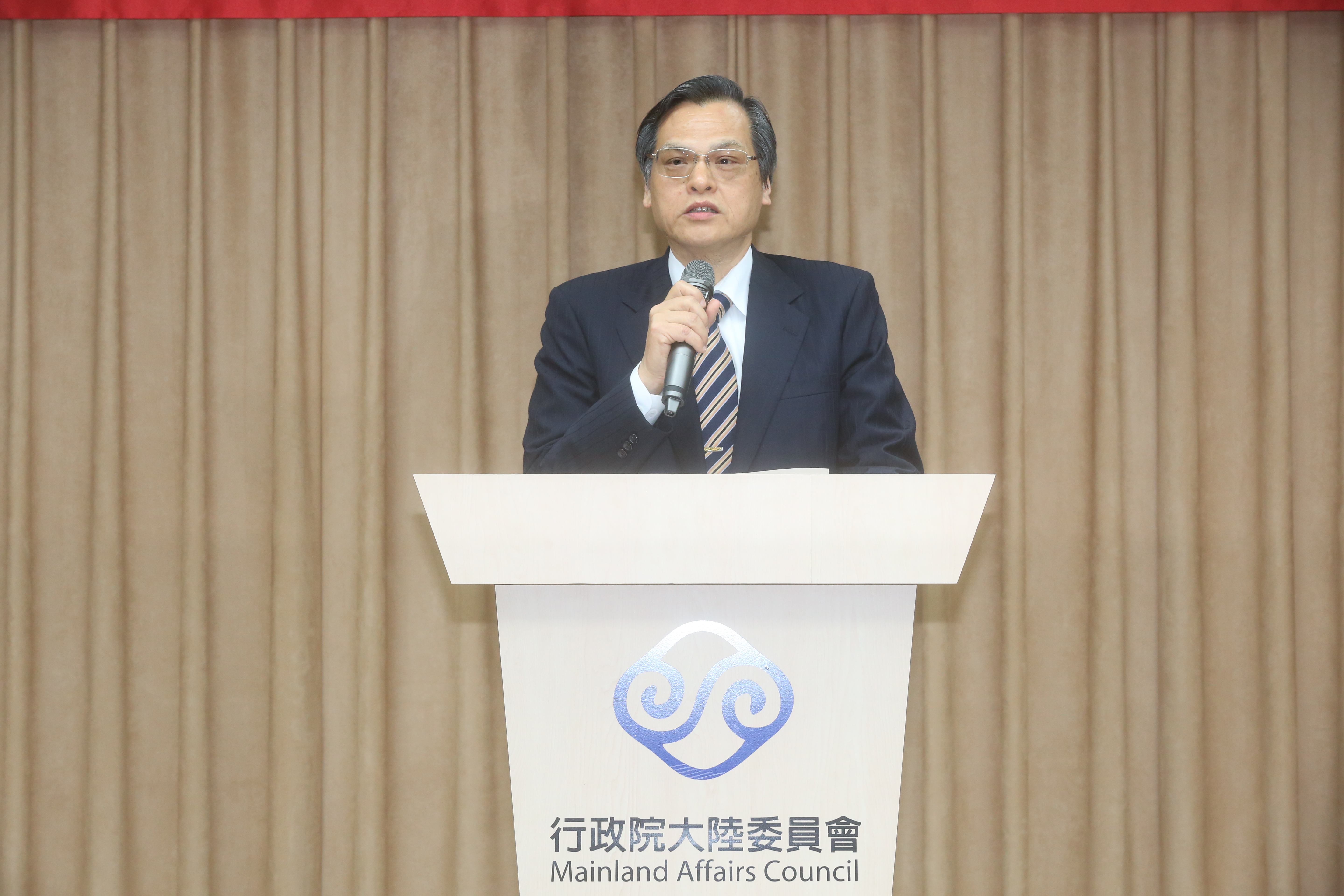 首批包機返台名單出現非本國籍的人也登機，陸委會陳明通證實是中國籍配偶。