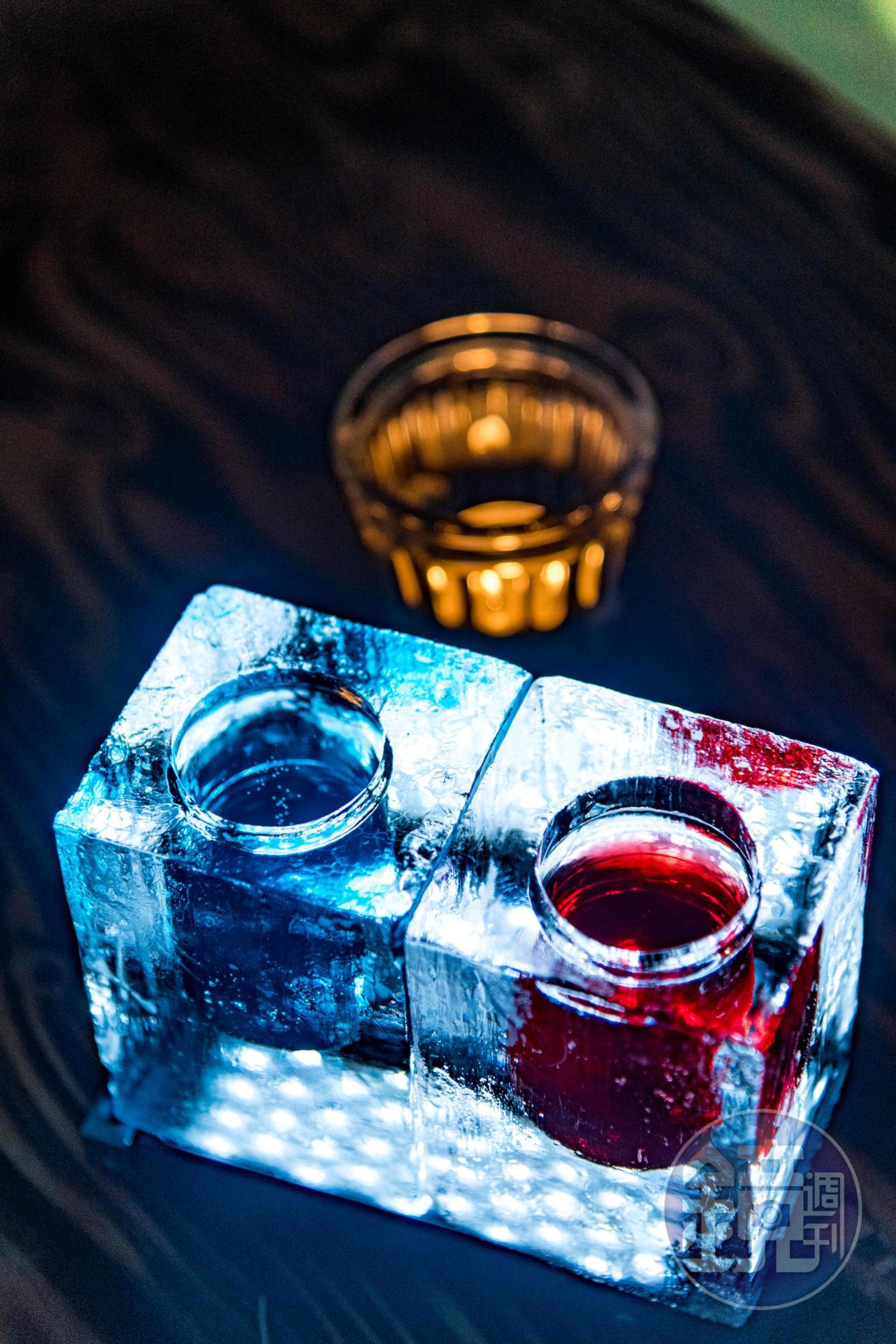 連調酒杯都是用冰塊鑿成。