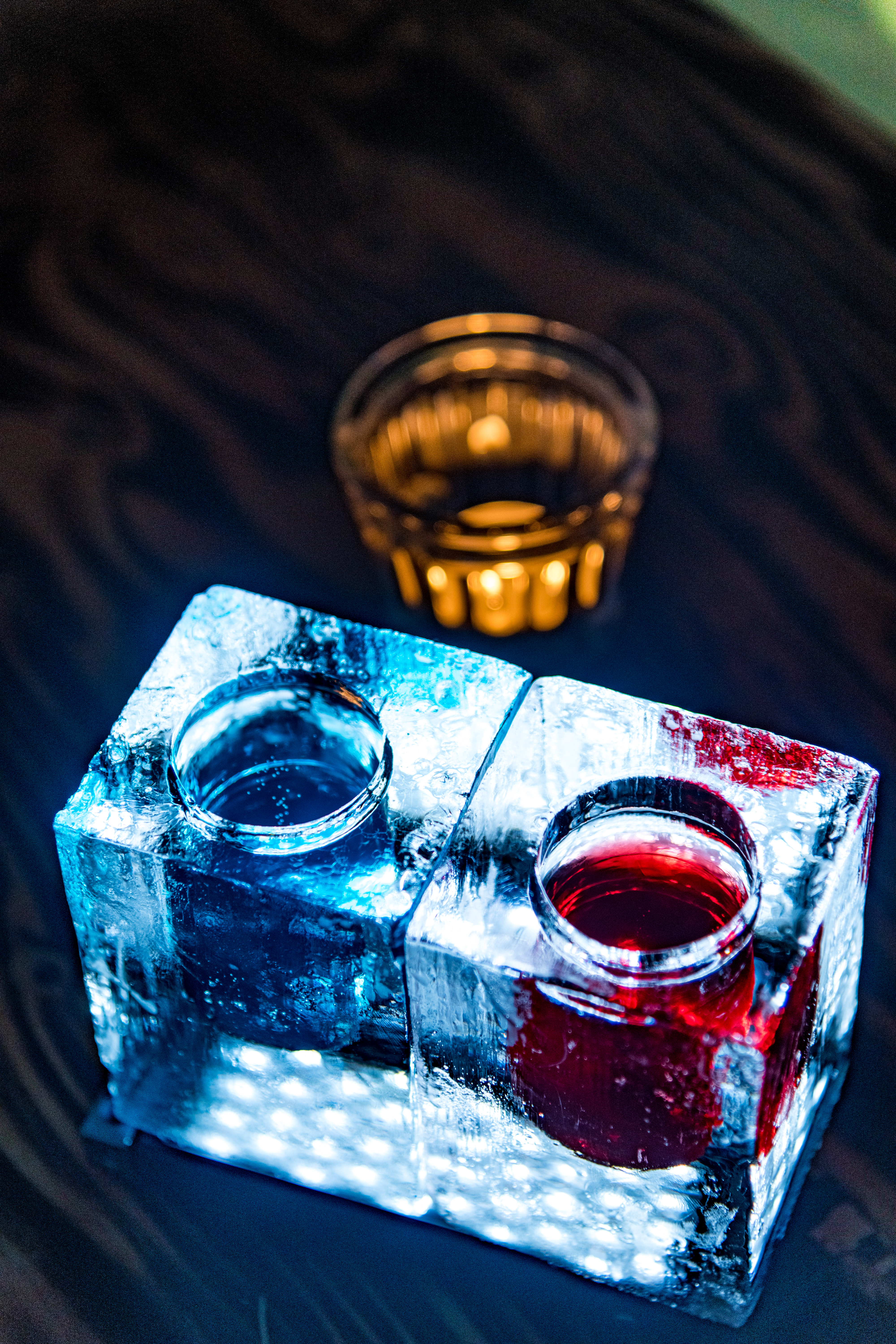 連調酒杯都是用冰塊鑿成。