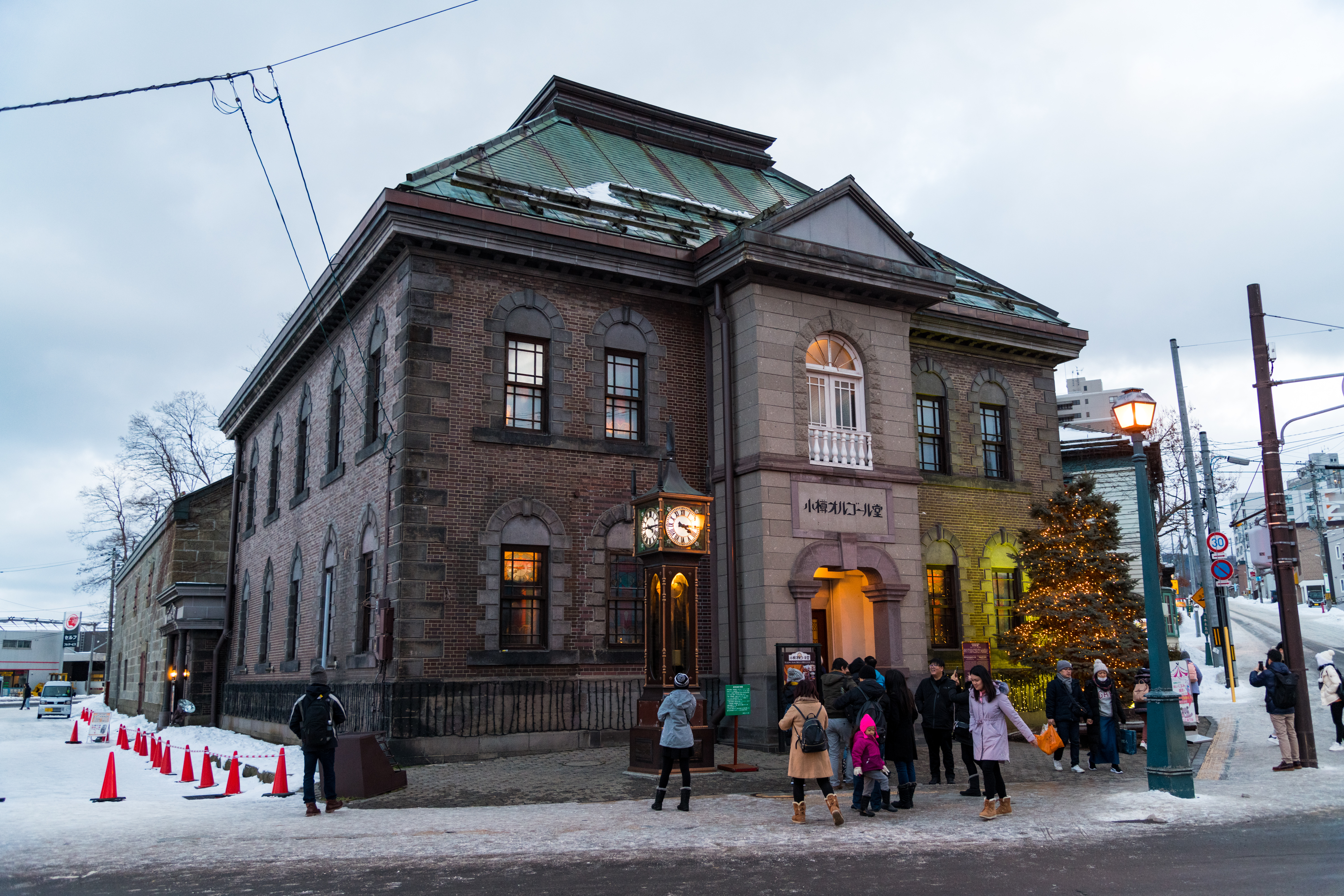 「小樽音樂盒堂本館」的外牆用紅磚及石塊打造而成，文藝復興式的拱形窗讓整棟建築顯得氣質出眾。