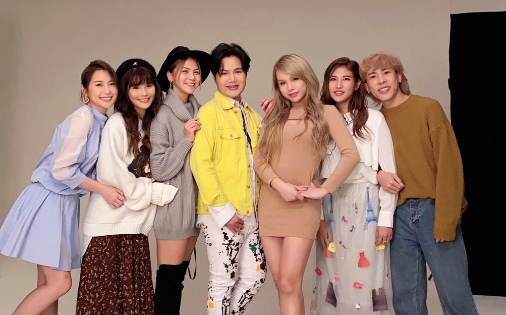 蘇友謙（中）拍攝形象照時林進、蕾菈、琳妲、小A辣也親自到場探班。（蘇友謙提供）