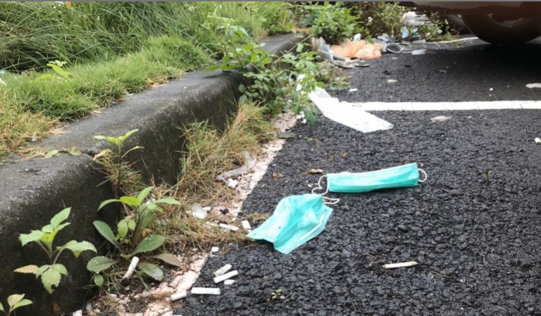 醫院外成廢棄口罩集散地，民眾看傻眼。（翻攝畫面）