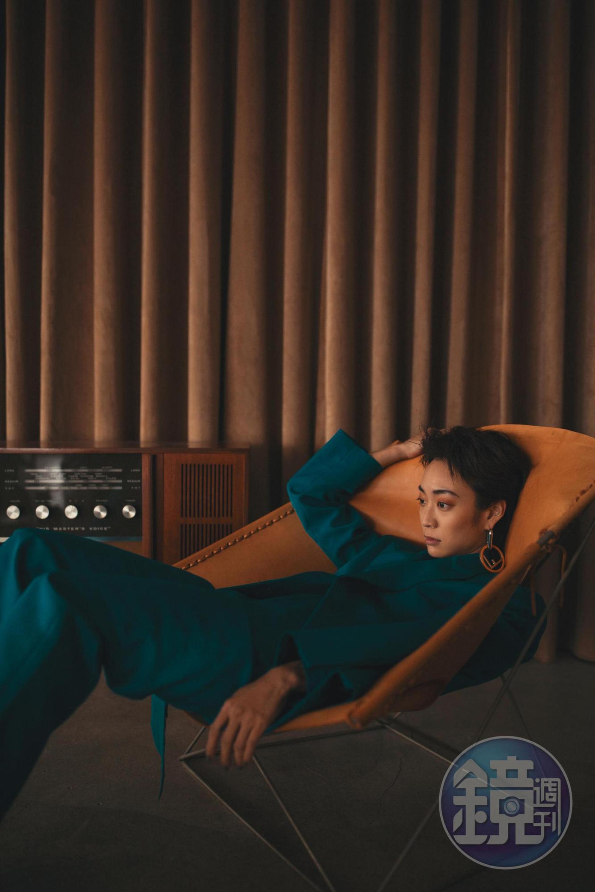 藍色西裝外套 NT$84,500 by BALENCIAGA；藍色襯衫 價格店洽 by BALENCIAGA；藍色長褲 NT$25,800 by BALENCIAGA；銀色單圈FF耳環 價格店洽 by FENDI。