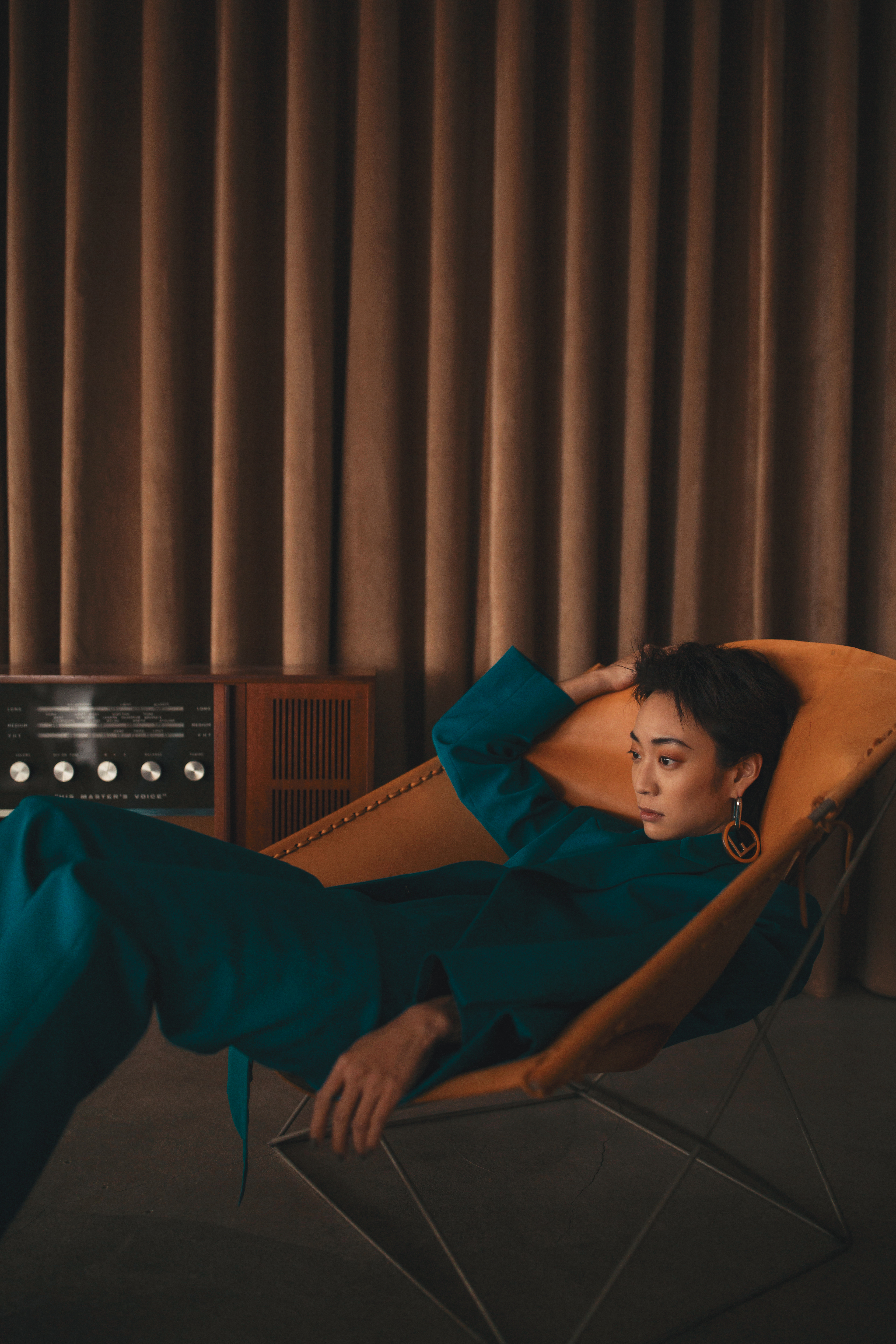 藍色西裝外套 NT$84,500 by BALENCIAGA；藍色襯衫 價格店洽 by BALENCIAGA；藍色長褲 NT$25,800 by BALENCIAGA；銀色單圈FF耳環 價格店洽 by FENDI。