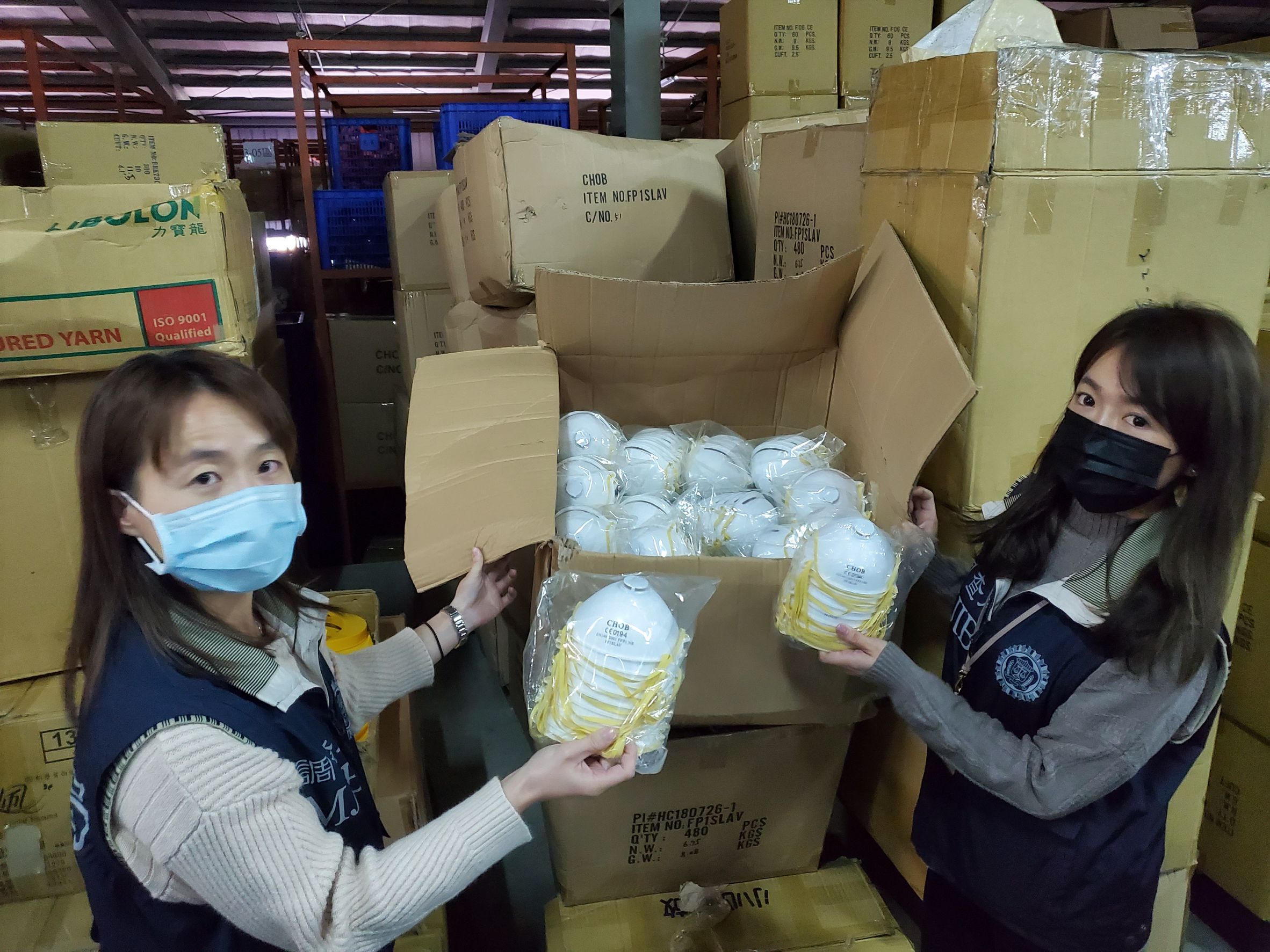 調查局桃園市調處會同新北市衛生局到場稽查，當場查獲黑心口罩。（翻攝畫面）