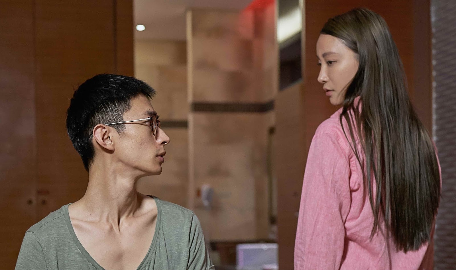 在VR電影《看著我》中，黃河（左）與王真琳有精彩對手戲。（高雄市電影館提供）