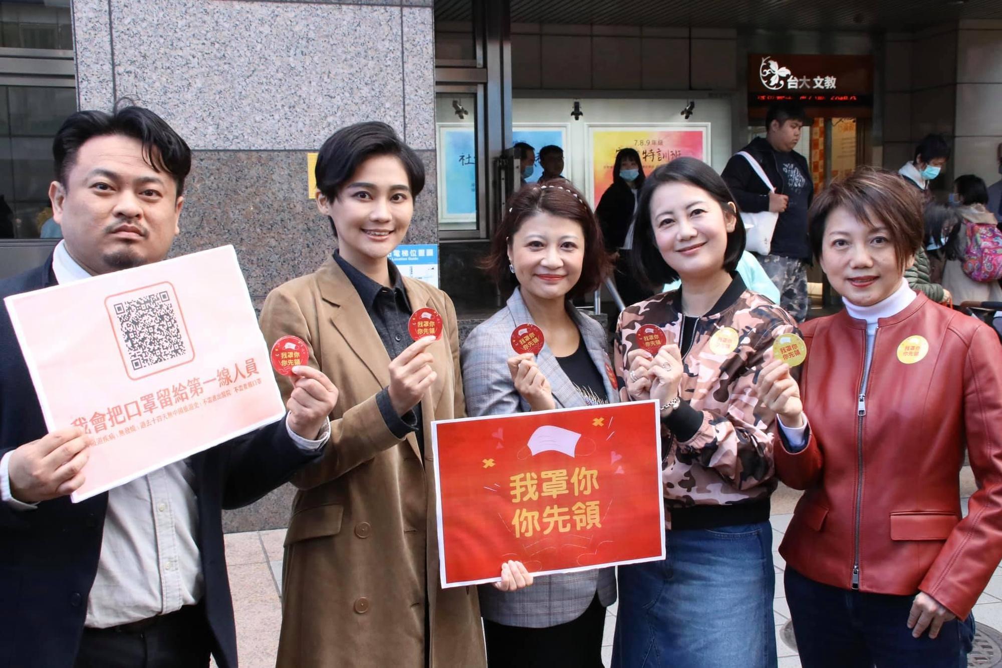 民進黨立委洪申翰(左起)、賴品妤、林楚茵、吳思瑤、范雲今發「我罩你,你先領」貼紙,呼籲民眾不要搶購口罩。(林楚茵辦公室提供)