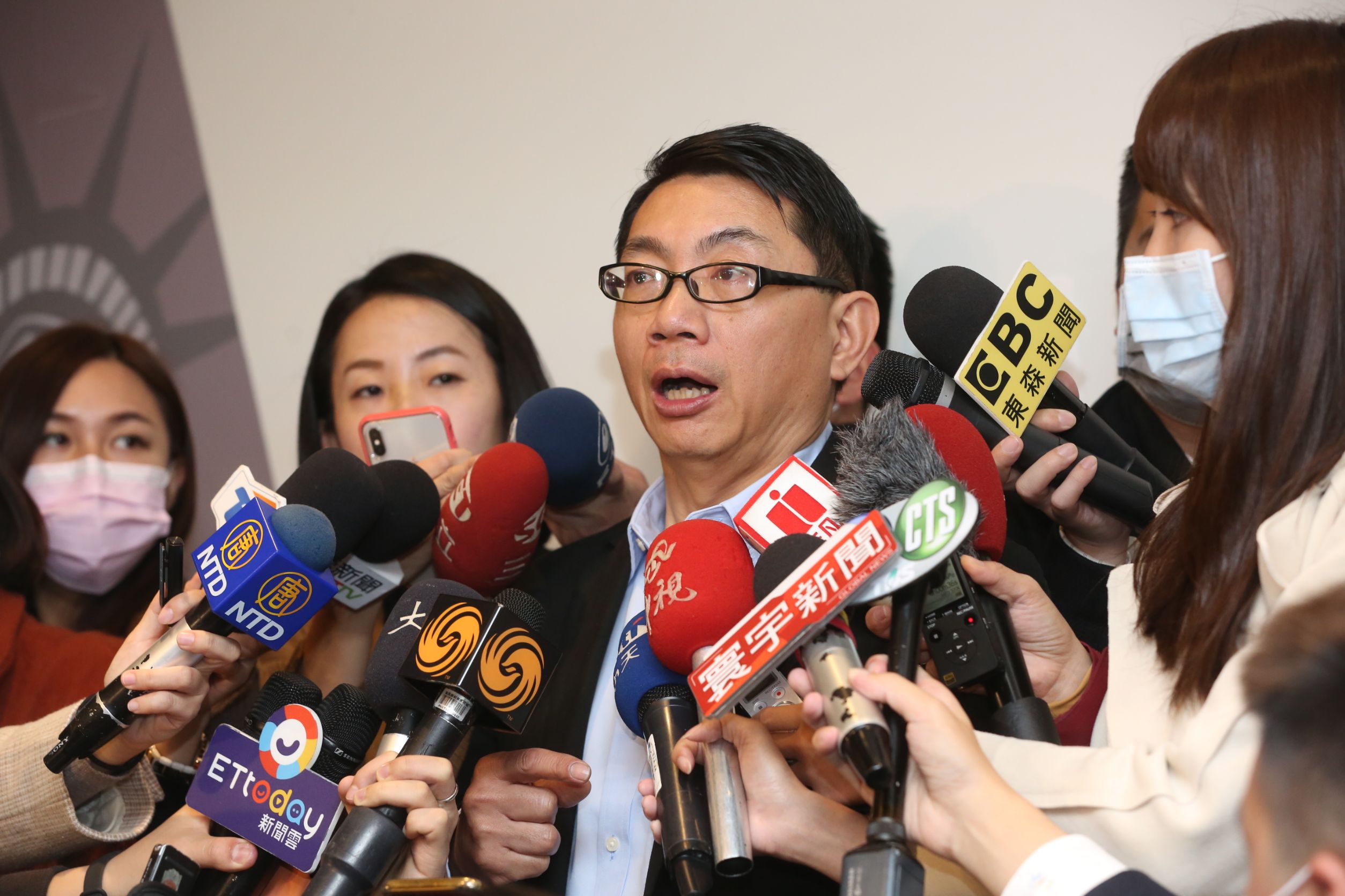 國民黨5日火速切割徐正文，強調徐對包機返台事件言行皆為個人行為，與黨無關。