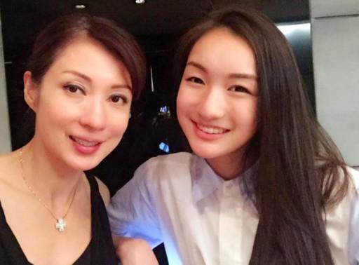 溫翠蘋自從和日籍老公離婚後，便獨力扶養18歲的女兒Issa。（翻攝自溫翠蘋臉書）