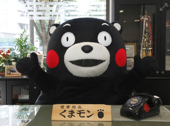 受到新型冠狀病毒肺炎影響，日本熊本縣吉祥物熊本熊停止與粉絲親密肢體互動。（翻攝自kyushuandtokyo官網）