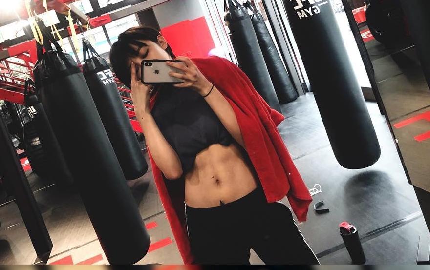 特蕾沙平常都在健身房打拳擊、跑步和拉筋，練出腹部肌肉線條。（樂迷國際提供）