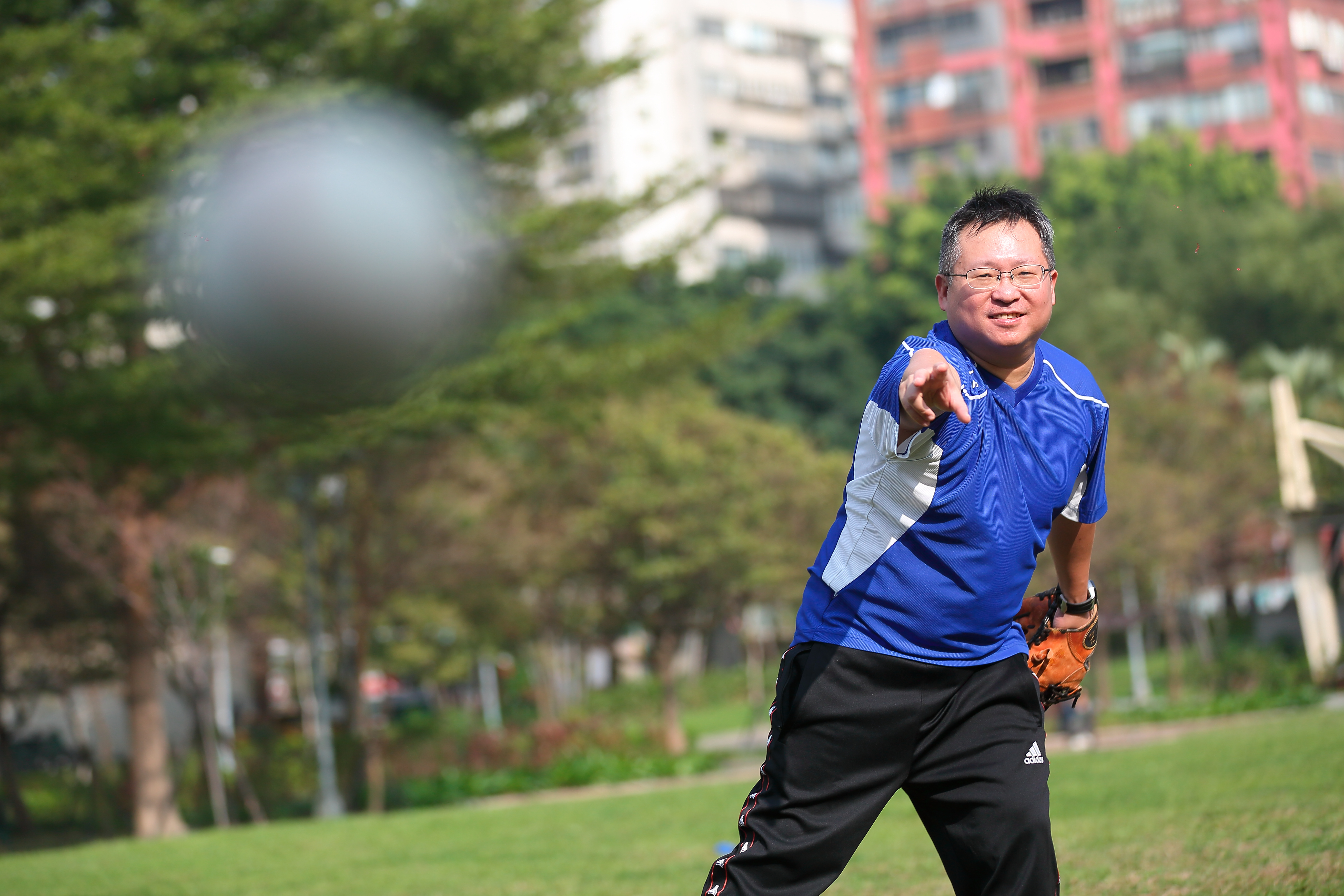 楊啟宏熱愛棒球運動，自創的牛棚選股法，靈感來自王牌投手王建民。