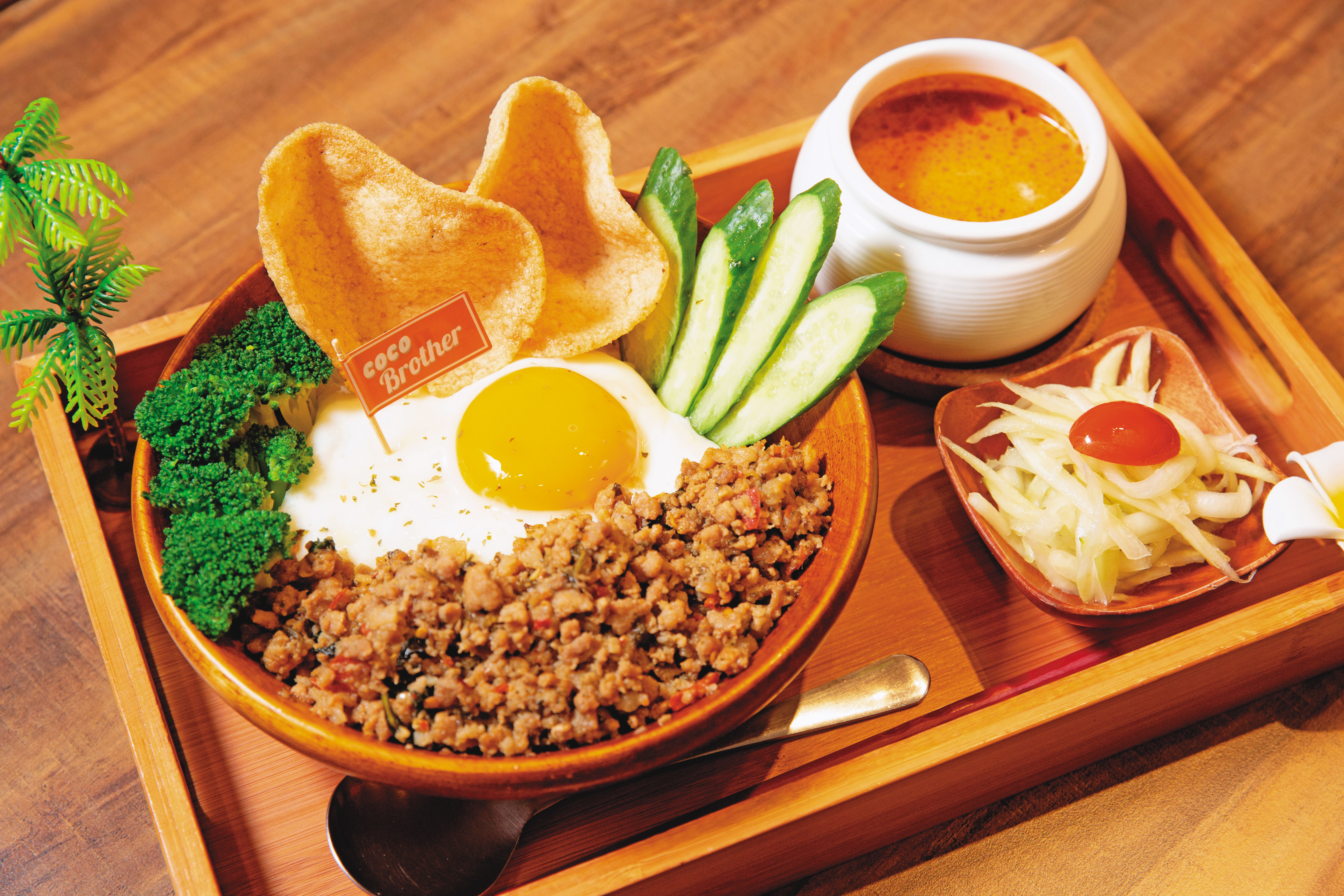 香辣下飯的打拋豬套餐，深受上班族喜愛。（220元／份）