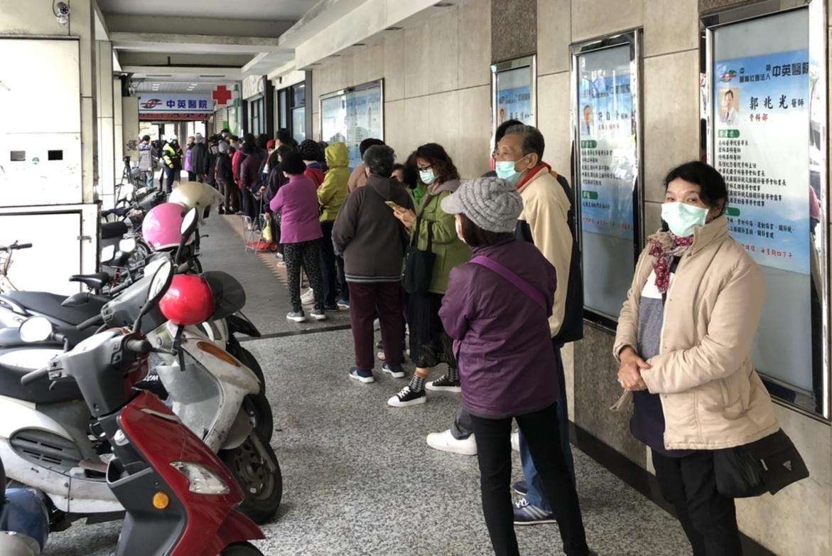 口罩實名制上路,一早大批民眾前往排隊。(海山分局提供)
